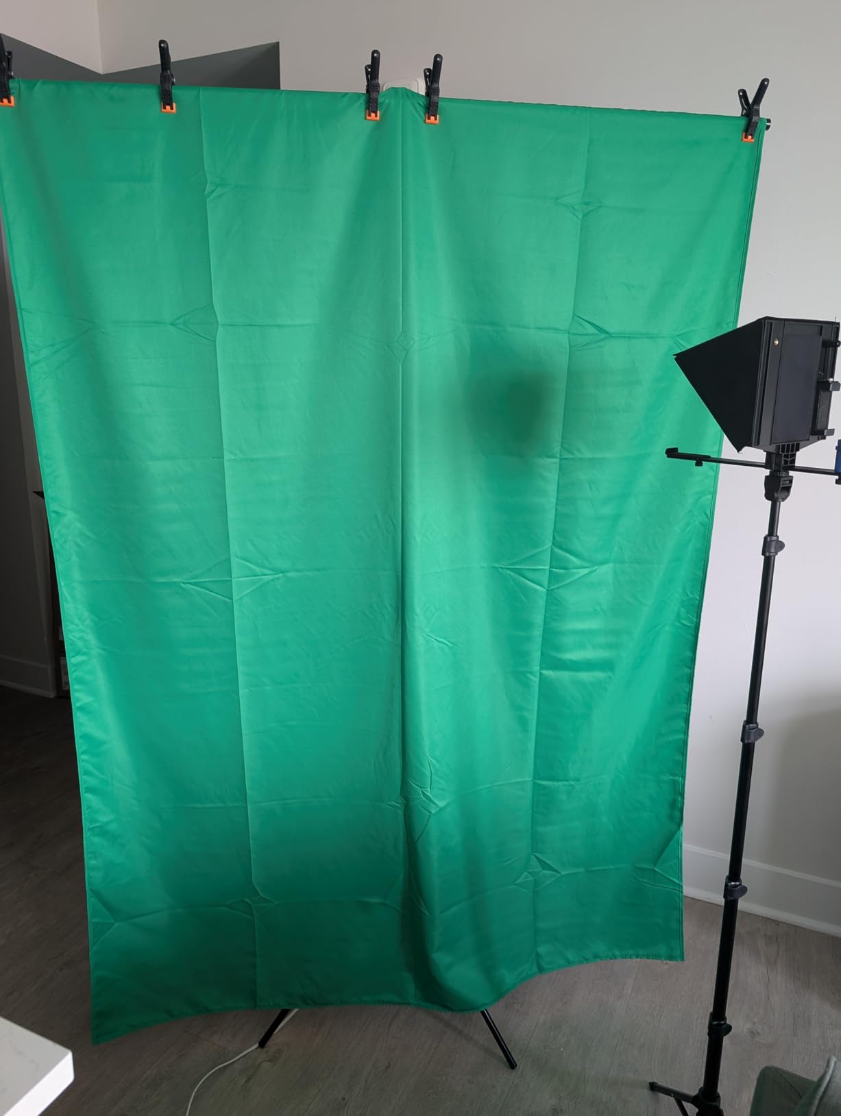 Green Screen Backdrop Kit, Portable Greenscreen Background with T-Shaped Stand, 5 Clamps & Carrying Bag for Photography, Streaming, Zoom, Gaming, (Green, 6.5 Feet X 5.0 Feet) customer photo 1