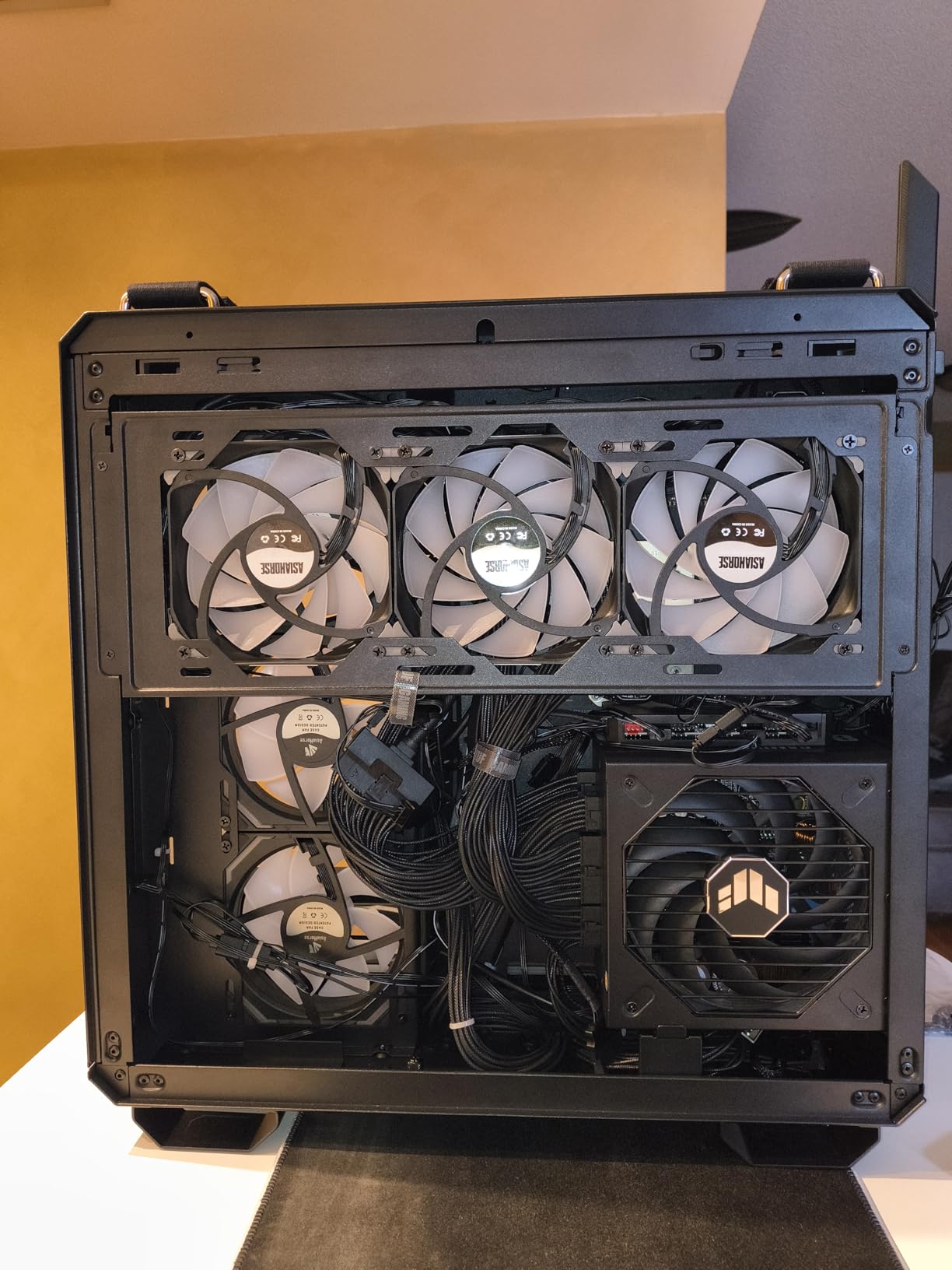 ASUS TUF Gaming GT502 Horizon Dual-Chamber ATX Mid-Tower Case customer photo 2