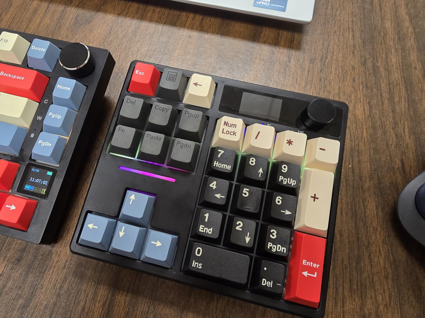 BOYI TD31Pro Mechanical Number Pad,Bluetooth5.0/2.4G/Type-C Wireless Numeric Keypad,RGB HotSwap Numpad with Screen&Knob,PBT Keycaps Gasket keypad Programmable for Win/Mac/Gaming(Black-Star Moon) customer photo 2