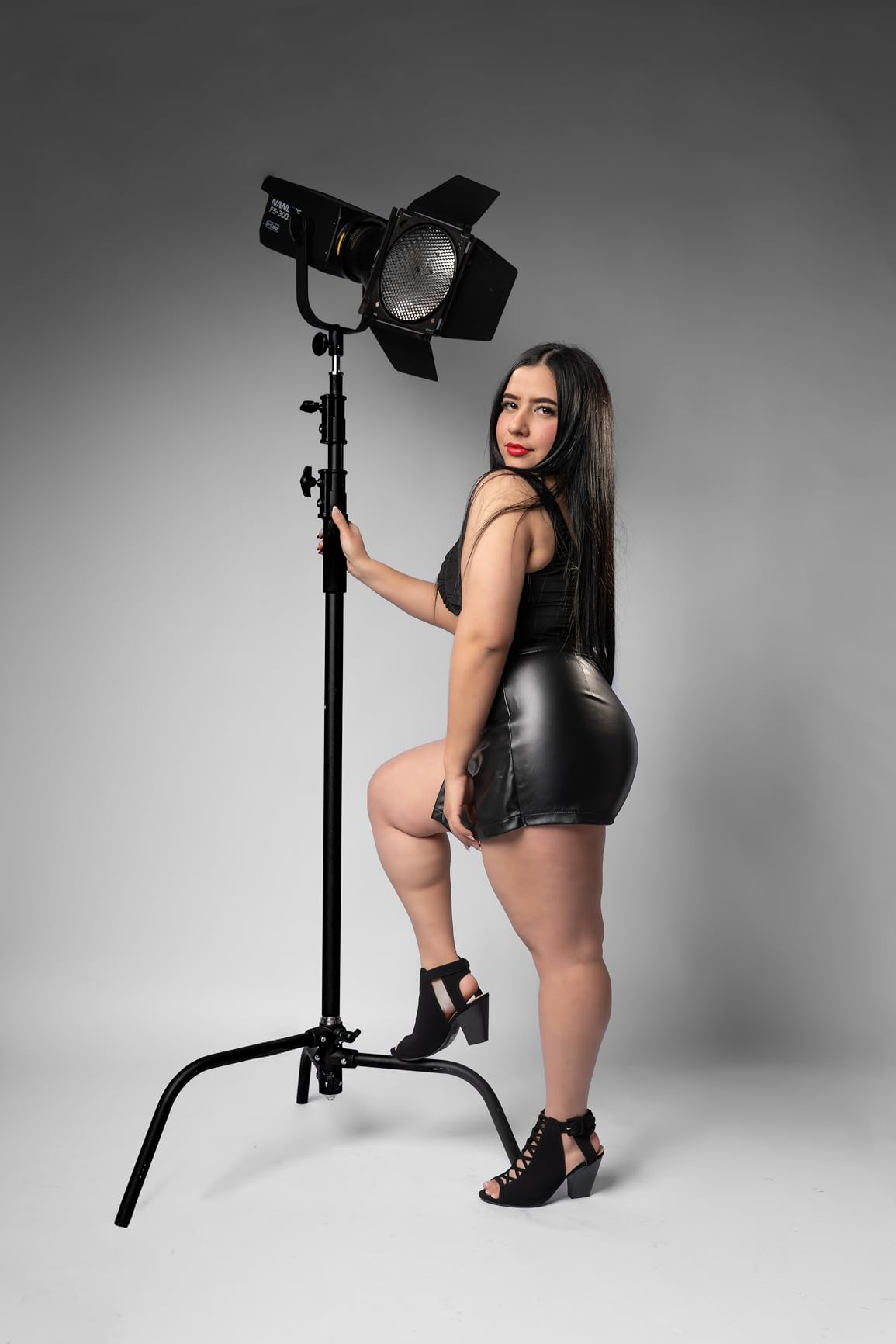 Nanlite FS-300B 350W Bi-Color LED Spotlight-2700K-6500K Adjustable CRI 96, App Control, Led Video Light Bowens Mount for Photography/Videography/YouTube/TikTok Content Creation & Live Streaming customer photo 1