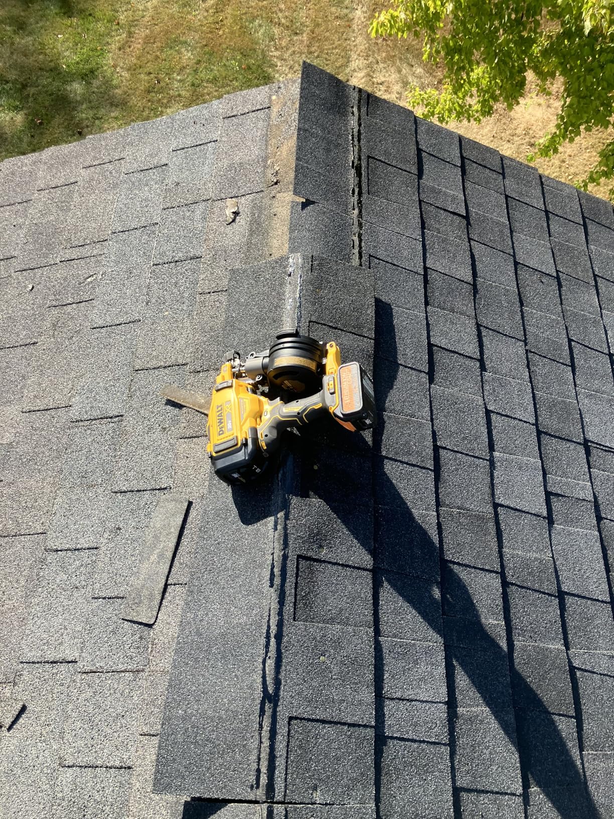 Dewalt DCN45RND1R 20V MAX Brushless Lithium-Ion 15 Degree Cordless Coil Roofing Nailer Kit (2 Ah) (Renewed) customer photo 1