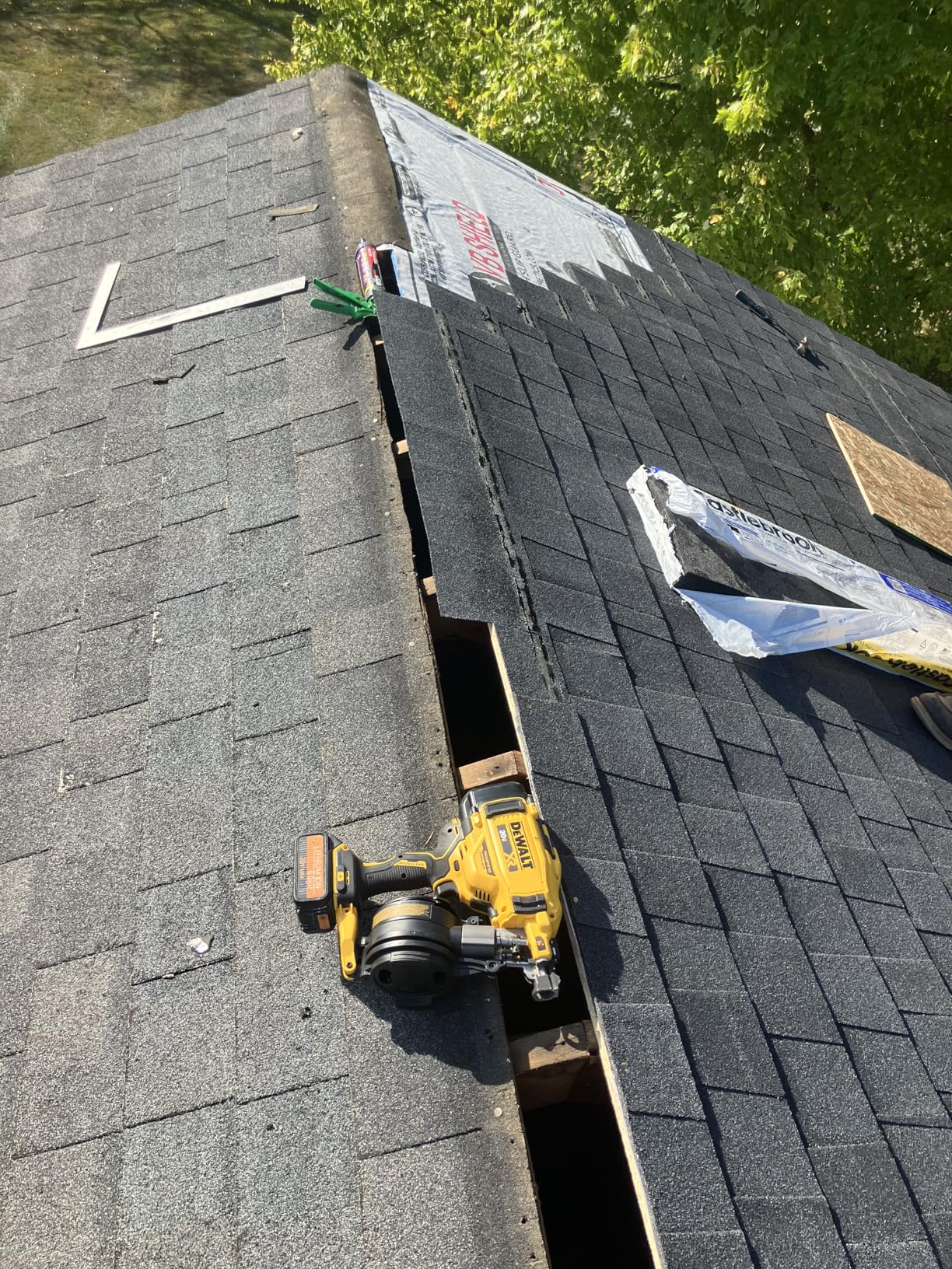 Dewalt DCN45RND1R 20V MAX Brushless Lithium-Ion 15 Degree Cordless Coil Roofing Nailer Kit (2 Ah) (Renewed) customer photo 2