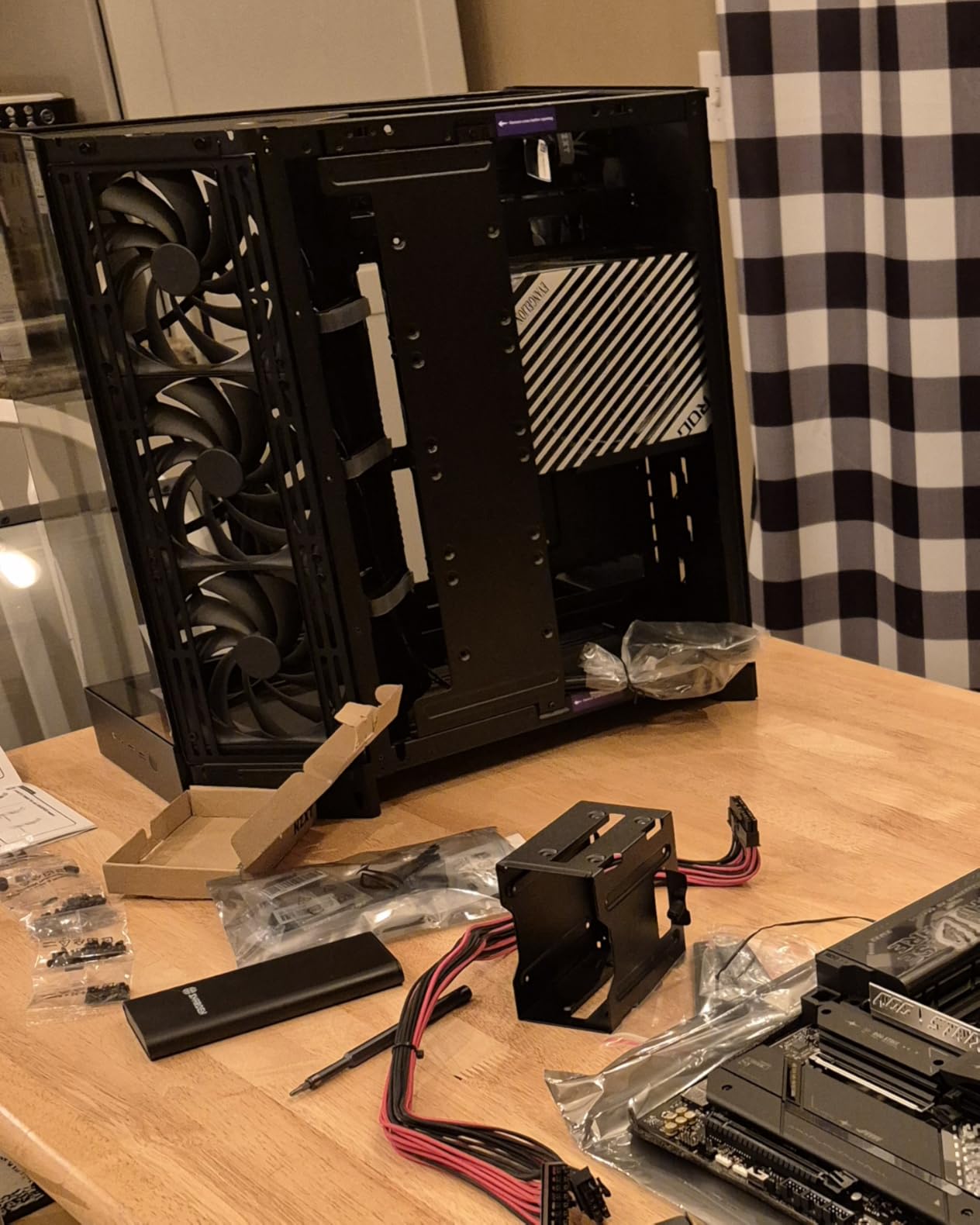 NZXT H9 Flow (2025) - Large Dual-Chamber ATX Mid-Tower Airflow PC Case - Includes 3 x 140mm & 1 x 120mm Fans - 420mm Radiator Support - Tempered Glass - Black customer photo 2