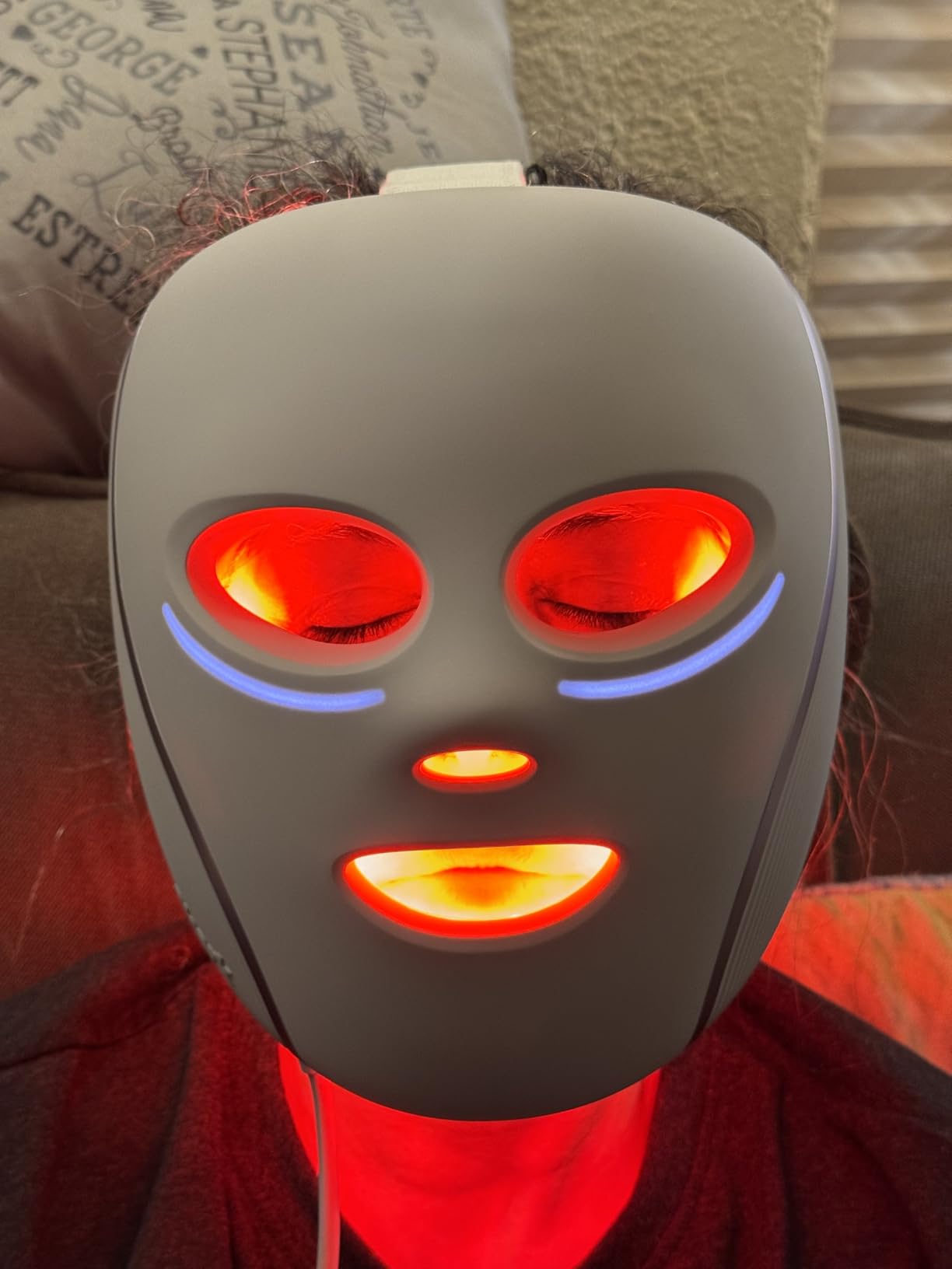 Shark CryoGlow LED Face Mask with Under-Eye Cooling, Anti-Ageing & Blemish Repair, Red & Blue LED, Infrared Light Therapy customer photo 1