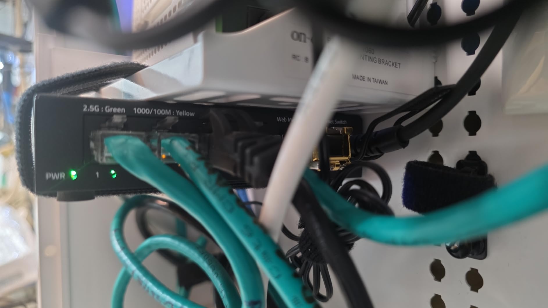 6 Port 2.5Gb Web Managed Switch, 4 x 2.5GbE Ports, 2 x 10G SFP+, Web Managed with Link Aggregation/VLAN/QOS, Metal Fanless Home Lab Network Switch customer photo 1
