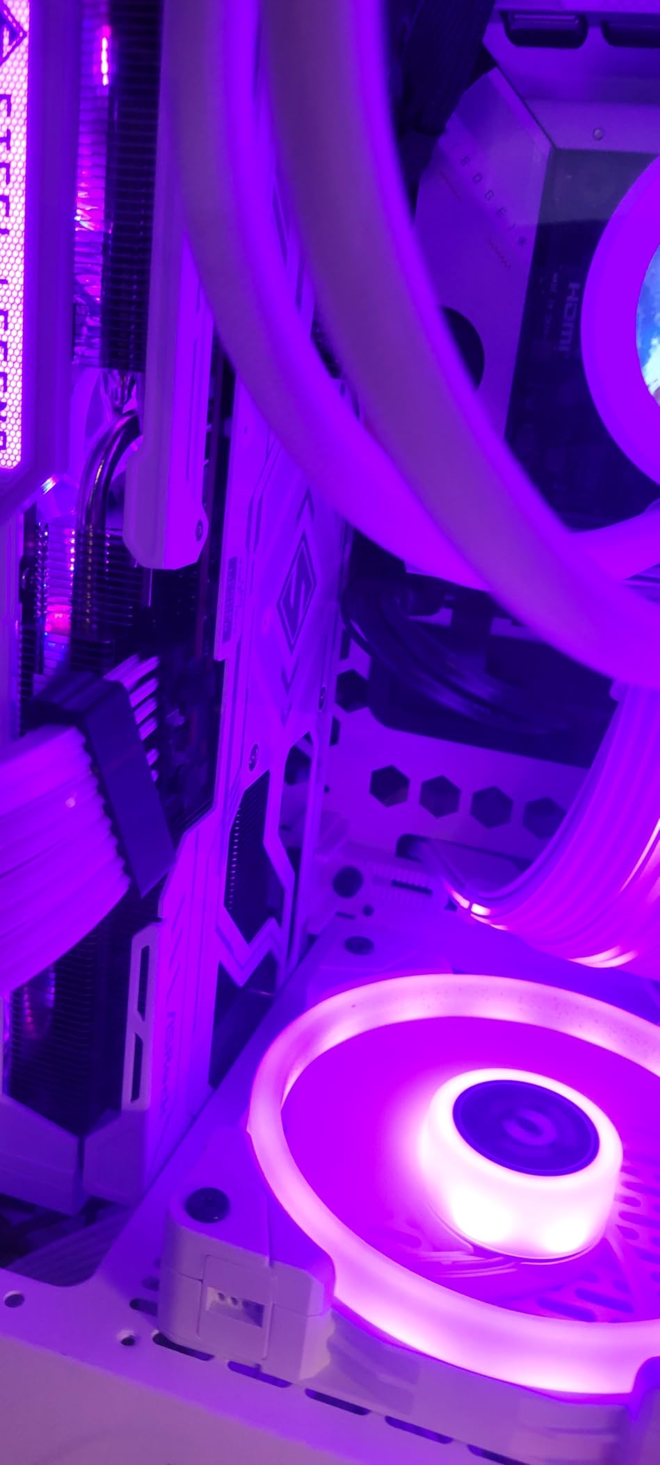 ASRock AMD Radeon RX 9070 XT Steel Legend 16GB White GPU 20Gbps GDDR6 256Bit (3rd Gen RT 2nd Gen AI Accelerators) PCIe5.0 800W 2x8-pin Triple Fan DP2.1a HDMI2.1b Graphics Card 2.9 Slot customer photo 2