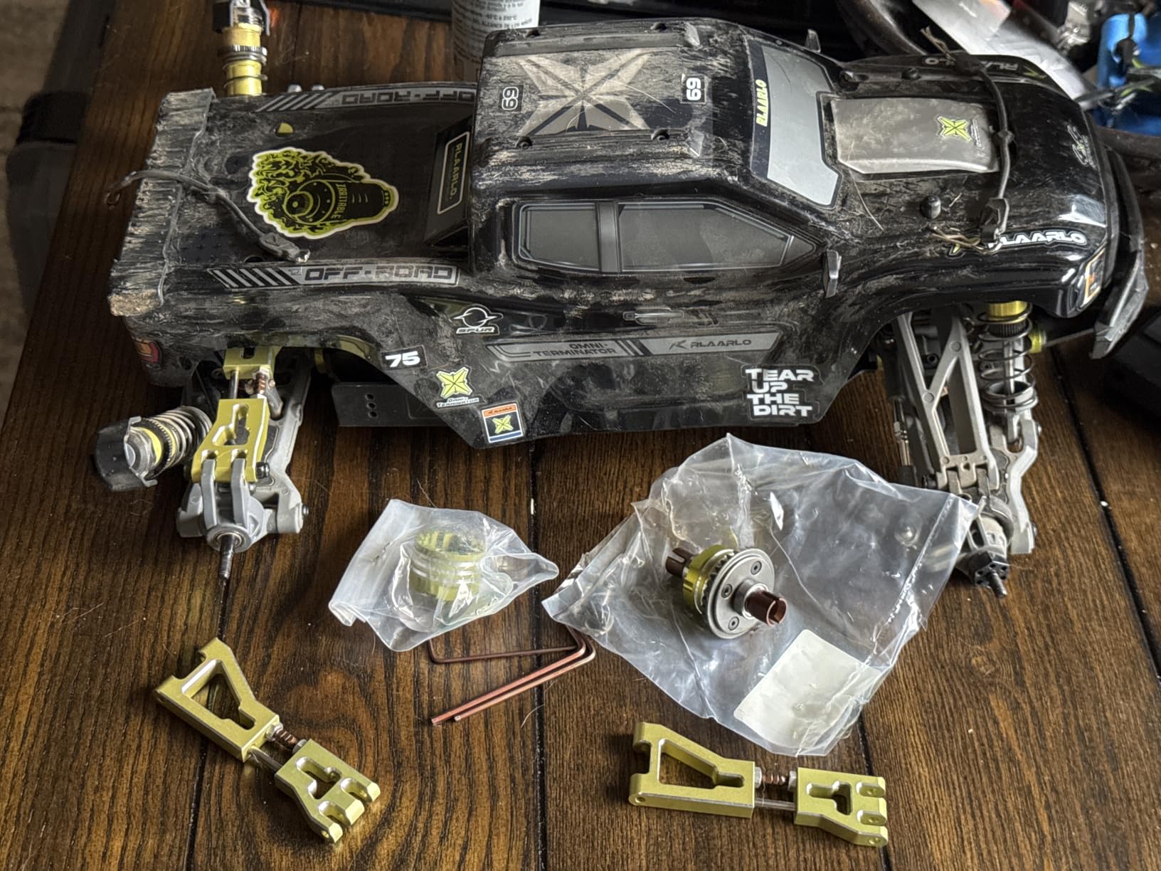 RIAARIO 1/10 Brushless RC Cars, Monster Truck, 50+ MPH, 4WD, Waterproof, Carbon Fiber, Black, Ages 8+ customer photo 2