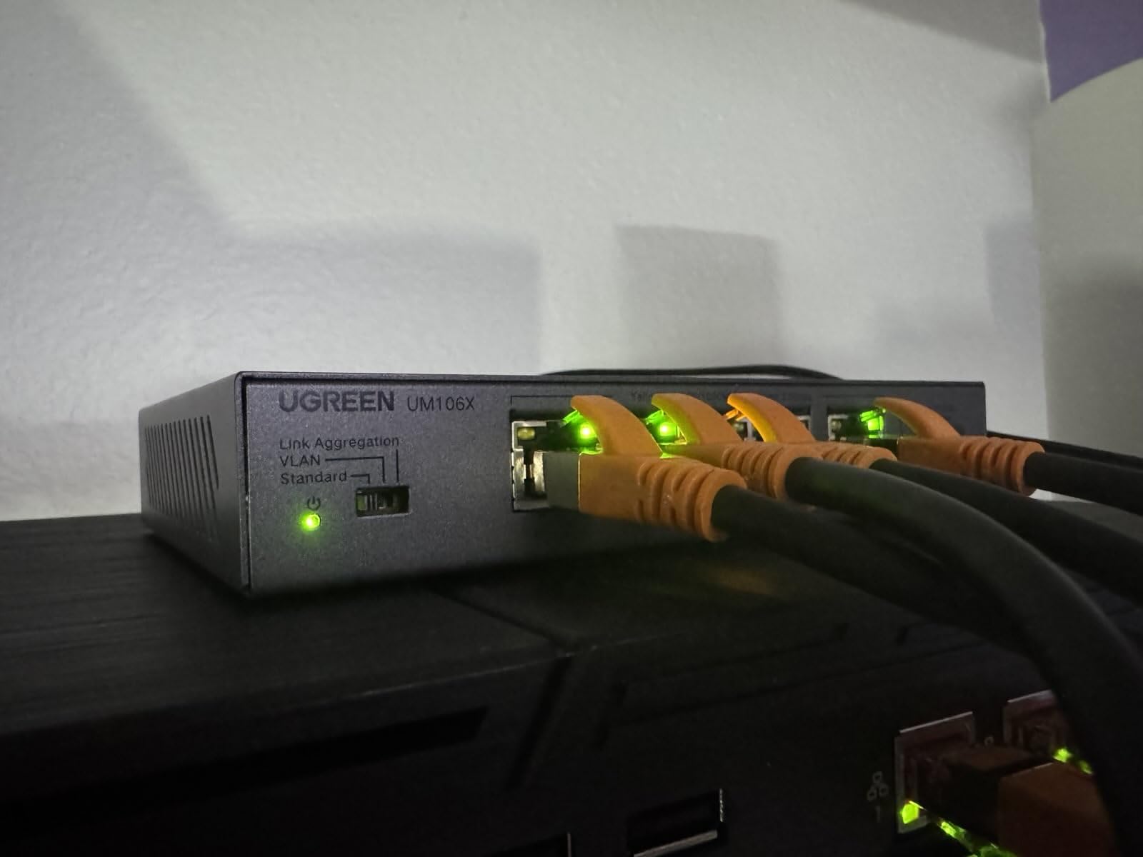 UGREEN 2.5Gb Switch, 6-Port Ethernet Switch, 5 x 2.5Gb + 1 x 10Gb SFP+, Standard/Link Aggregation to 5Gbps/VLAN 3 Modes, Plug & Play Metal Unmanaged Ethernet Splitter, Desktop/Wall Mount, for NAS, PC customer photo 2