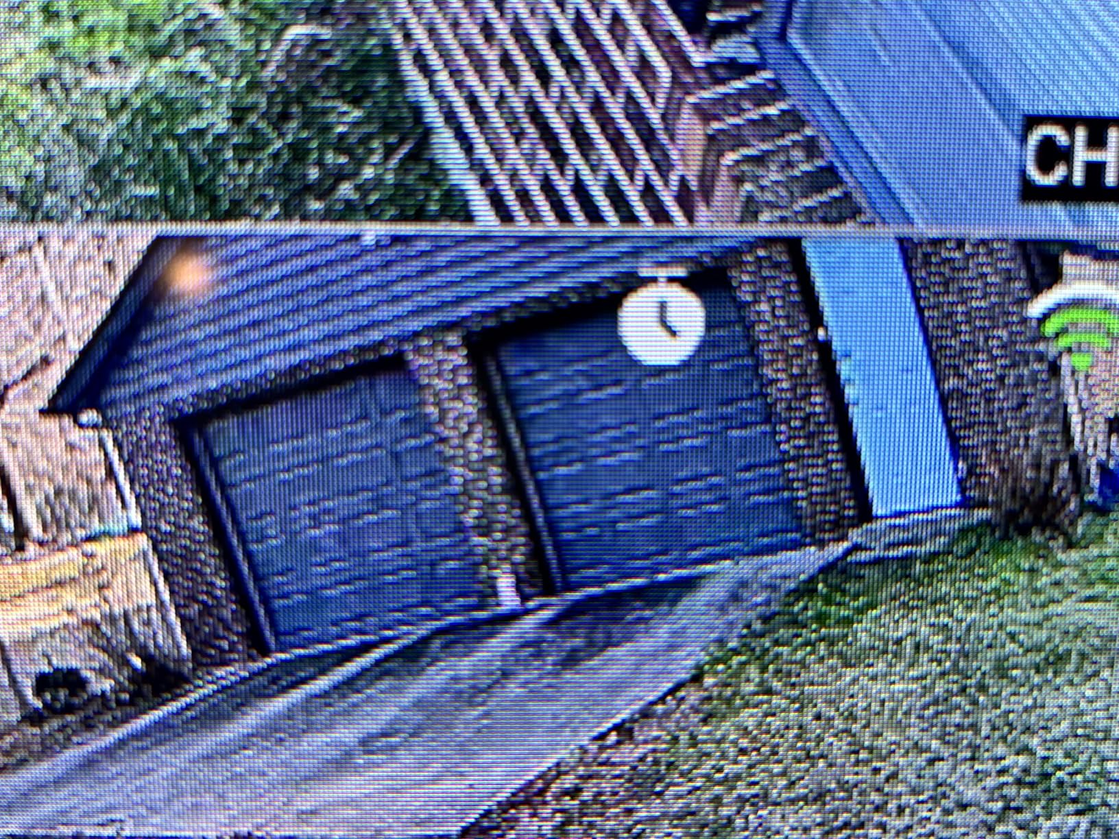 Hiseeu [16CH Expandable] 2.4G/5G Wireless Pro Security Camera System, 10.1