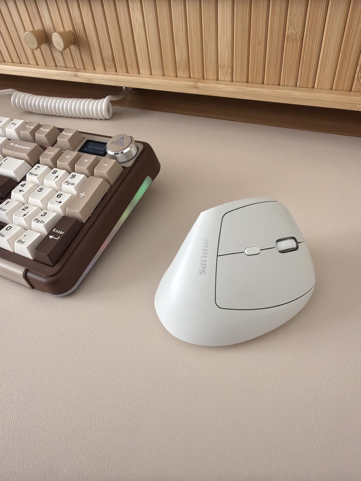 Philips Ergonomic Mouse - Vertical Mouse with 800/1200/1600 Adjustable DPI, 6 Silent Buttons Design for S/M Hands, 2.4GHz Wireless - Black customer photo 1