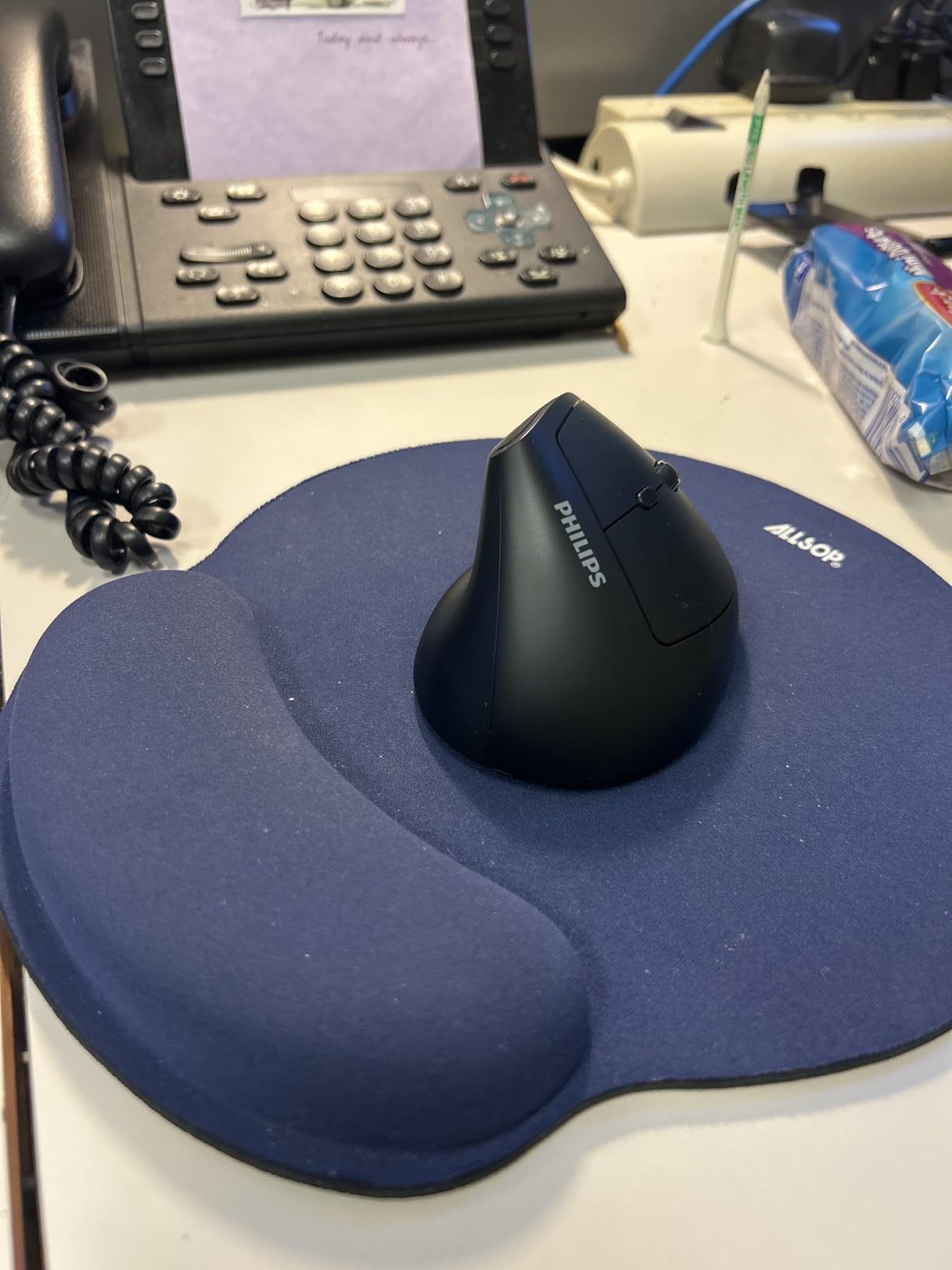 Philips Ergonomic Mouse - Vertical Mouse with 800/1200/1600 Adjustable DPI, 6 Silent Buttons Design for S/M Hands, 2.4GHz Wireless - Black customer photo 2