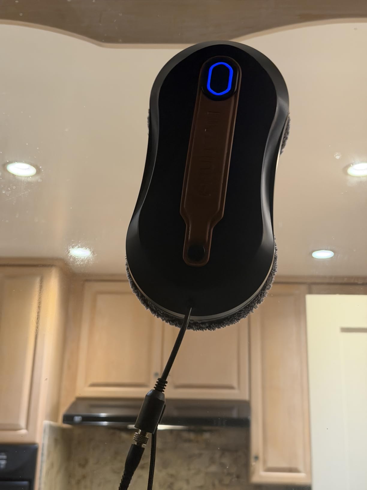 FRUITEAM Window Cleaning Robot with Dual Water Spray, APP and Remote Control, Automatic Window Cleaner with Leather Belt for Frame Glass, Triple Safety System, Smart Path Detection customer photo 1