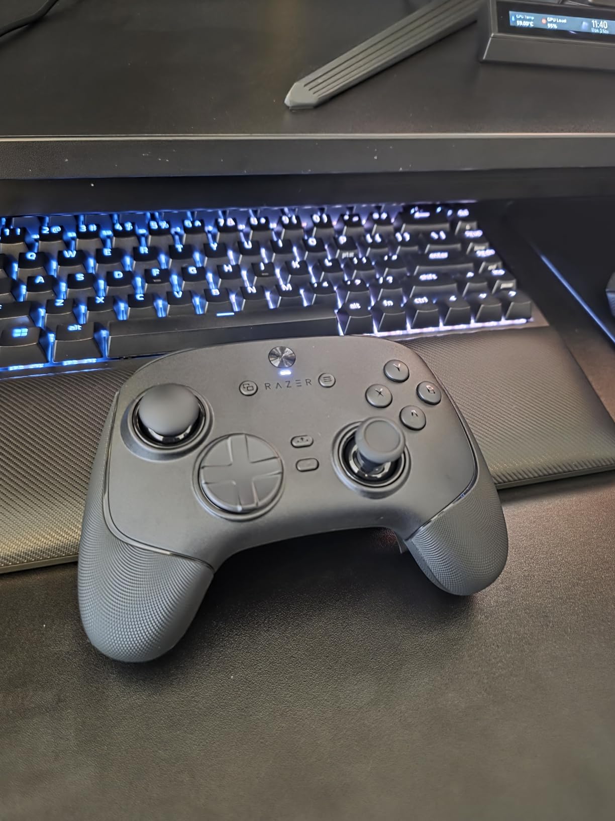 Razer Wolverine V3 Pro 8K PC Wireless Gaming Controller: 8000 Hz Polling Rate - TMR Thumbsticks with Swappable Caps - Up to 36 Hr Battery - 6 Remappable Buttons - Fast Triggers - Carrying Case - Black customer photo 2