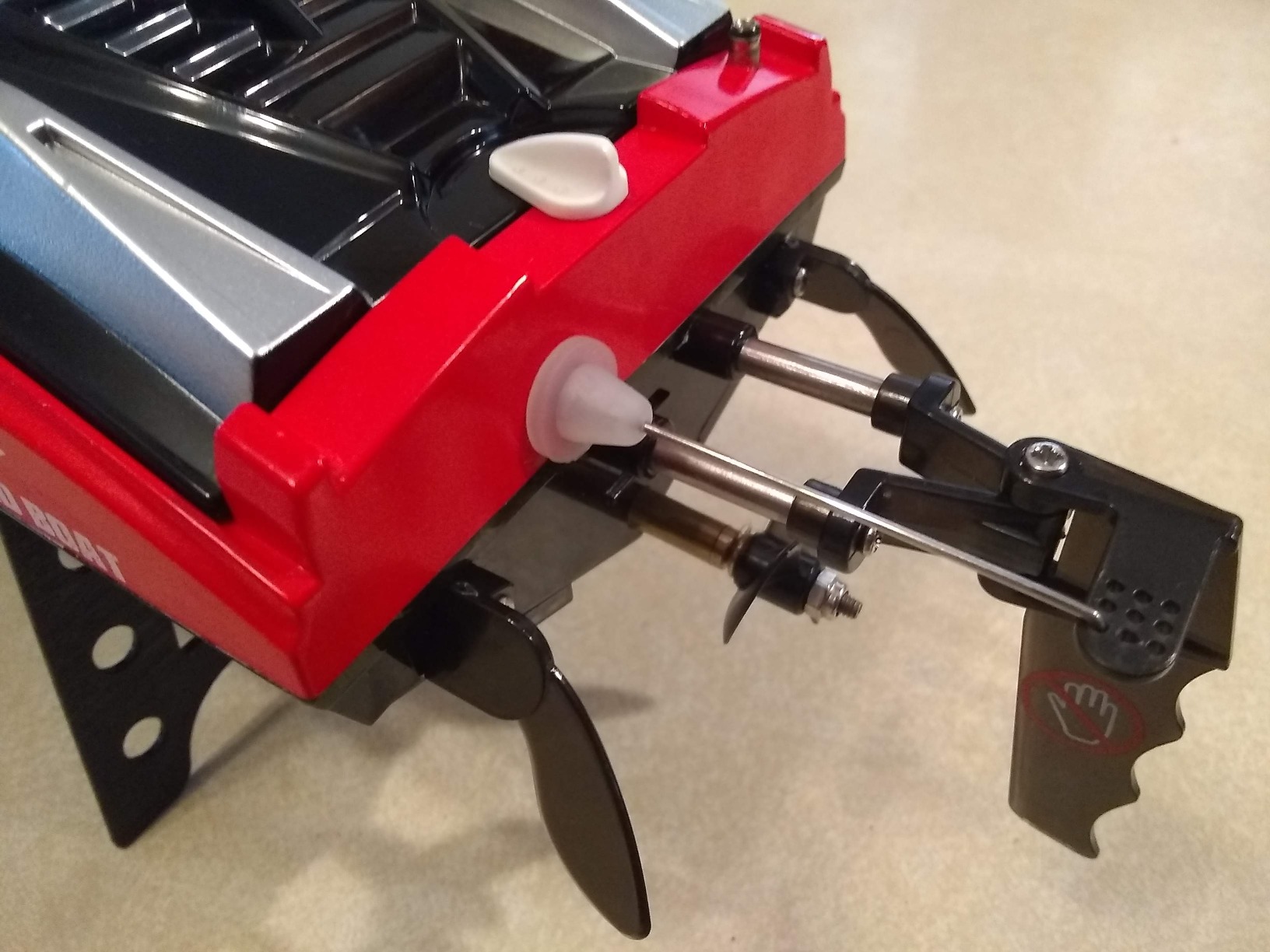 DEERC Fast RC Boat with LED Lights, 30+KM/H, High Speed Remote Control Racing Boat, Self-Righting, 2 Batteries, 24+ Mins, 2.4GHz Pool & Lake Toys for Kids & Adults customer photo 2