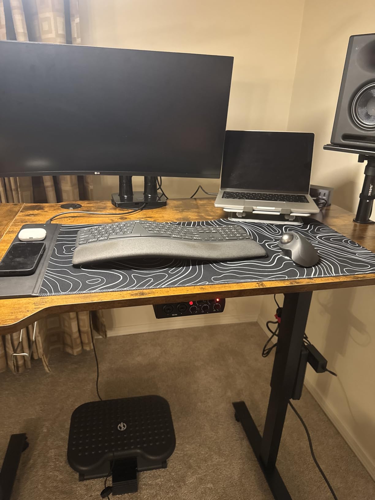 3 in 1 Wireless Charging Mouse Pad, Gaming Mousepad with Wireless Charger Multiple Devices Compatible with Watch/iPhone/Airpods, Large Desk Mat 90 x 40cm customer photo 1