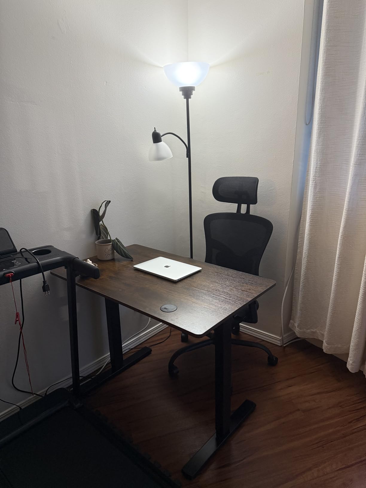 Sweetcrispy Electric Standing Desk Adjustable Height, 40x24 Inch Sit Stand Up Home Office Desks Computer Workstation PC Work Table with 3 Memory Preset Splice Wood Board Metal Frame, Black customer photo 2