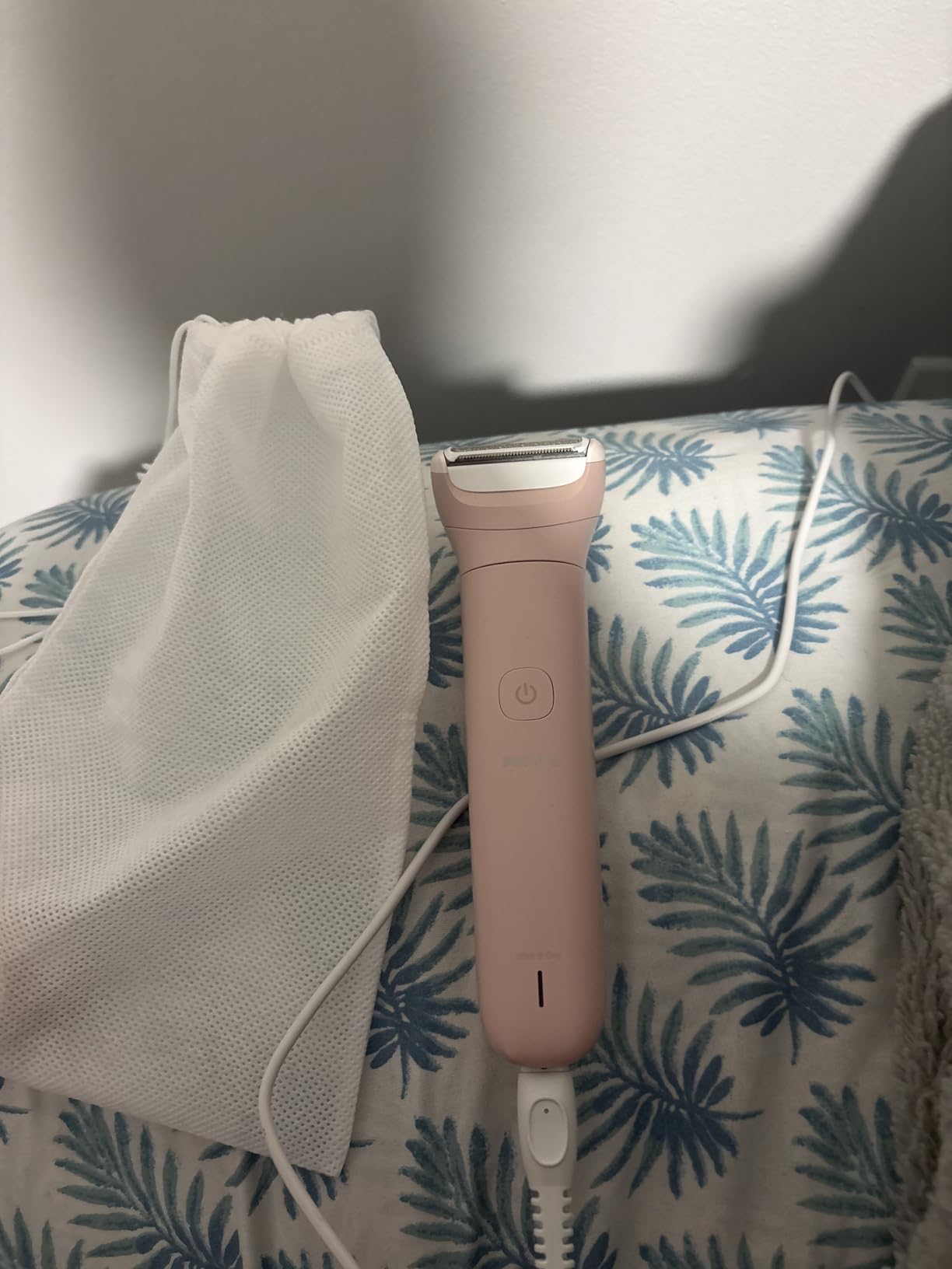 Philips Lady Shaver Series 6000 - Cordless, Wet & Dry Electric Shaver, 3-Blade Shaving System, for Legs, Body & Bikini, 80 Mins. Runtime, Model BRL137/00 customer photo 1