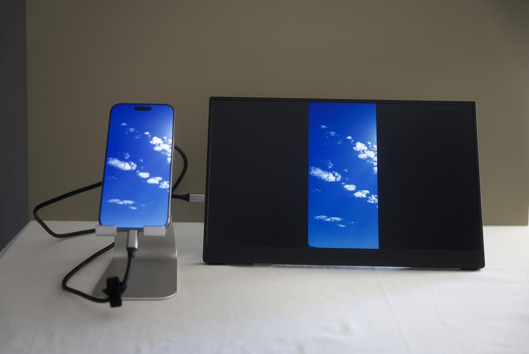 Portable Monitor 15.6 inch 4K UHD 145% sRGB 60Hz, Travel Monitor for Laptop MacBook Surface PC Xbox PS5, HDMI USB-C VESA Compatible Built-in Speaker customer photo 2