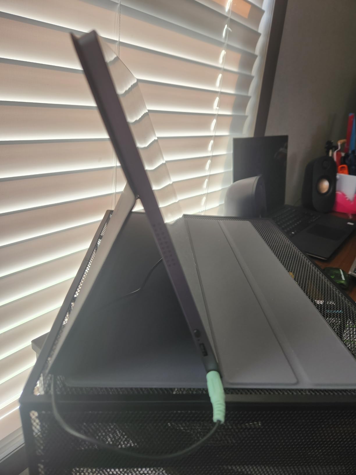 KYY 4K Portable Monitor 15.6 inch Portable Monitor for Laptop UHD IPS 3840X2160 External Screen with 100% sRGB & HDR Gaming Display for Laptop PS5/4 Xbox Switch with Speakers, VESA Compatible customer photo 2