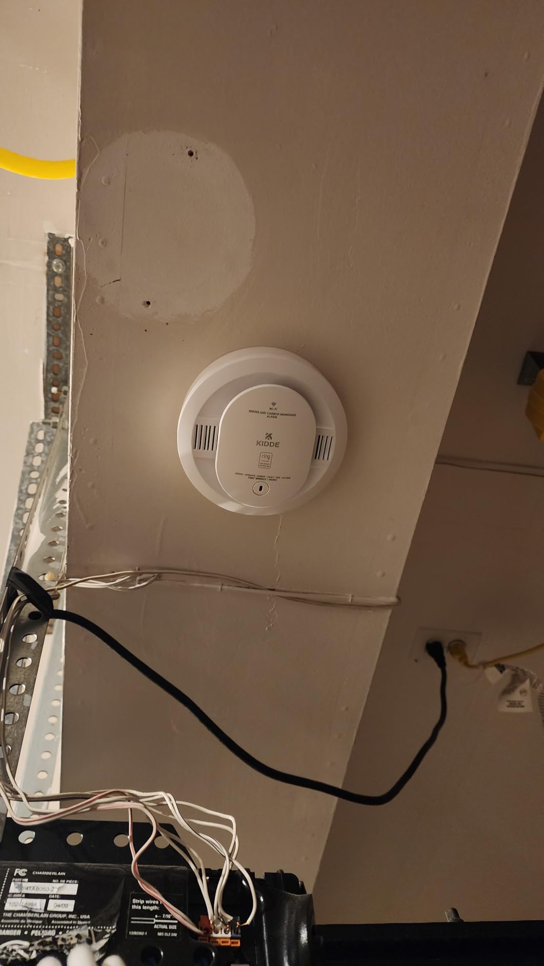 Kidde Smart Smoke and Carbon Monoxide Detector, Ring App Enabled for Real-Time Notifications, Wire-Free Interconnectivity, AA Battery Powered customer photo 2