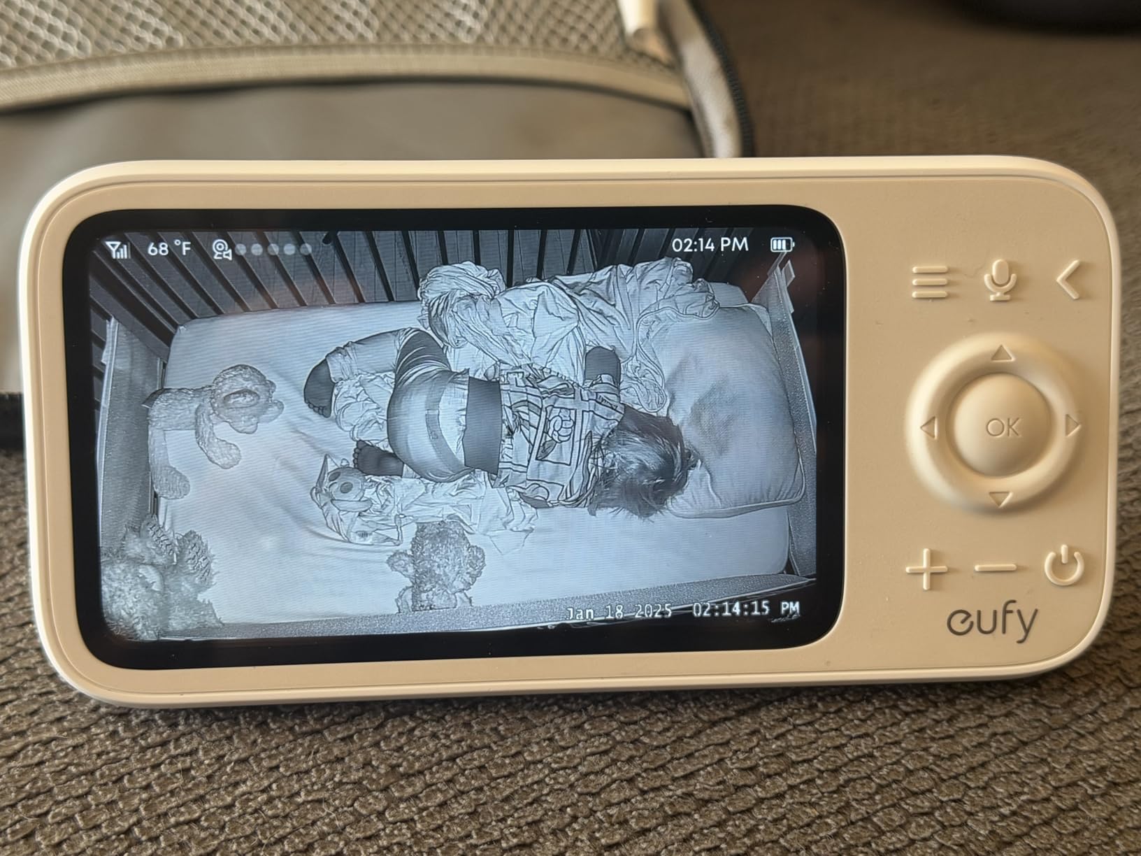 eufy Baby Monitor C10 with 2K HD Camera, 4.5 inch 480p Display, 4× Zoom, Pan-Tilt, Night Vision, Hybrid Wi-Fi & No Wi-Fi Connection, 12H Battery, Motion, Cry, Noises, Temperature Alerts, 2-Way Talk, VOX customer photo 1