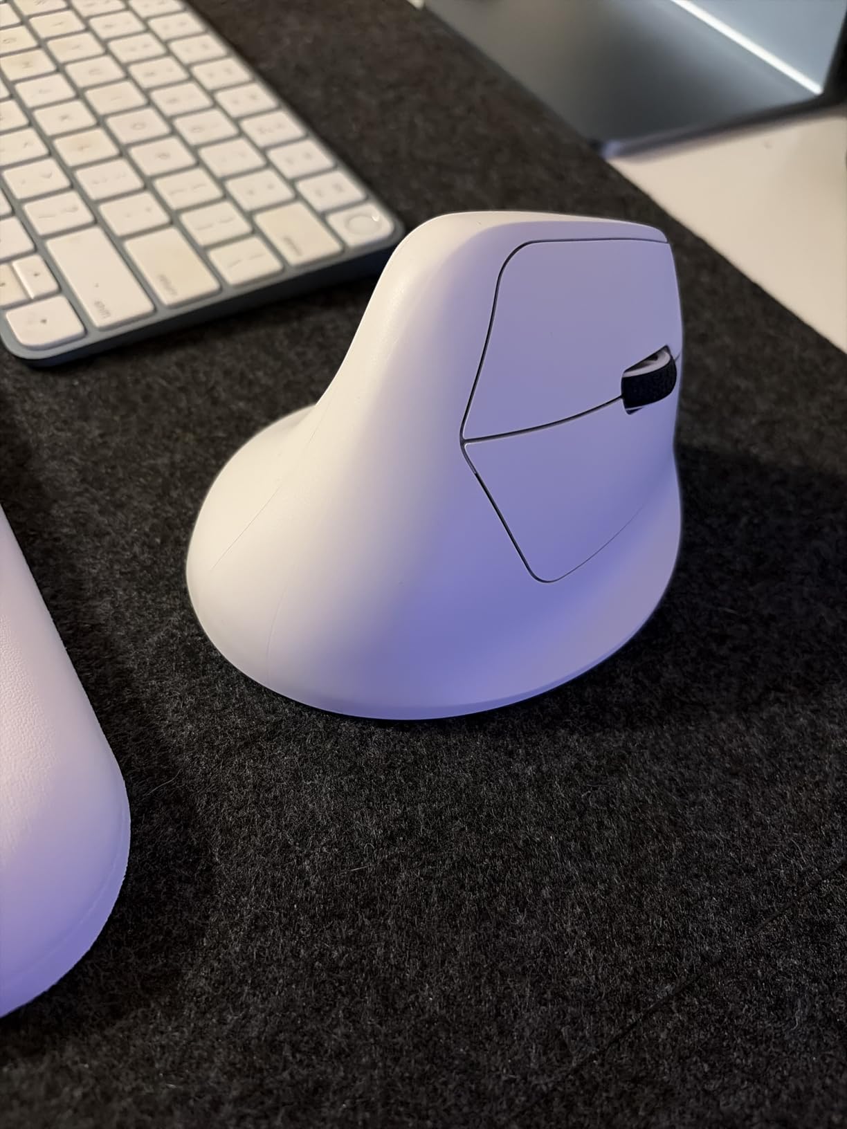 Keychron M5 8K Vertical Ergonomic Mouse Wireless, 2.4 GHz/Bluetooth 5.3/Wired Computer Mice Rechargeable, 5 Levels Up to 30K DPI with Programmable Buttons for Laptop macOS/Windows - Black customer photo 1