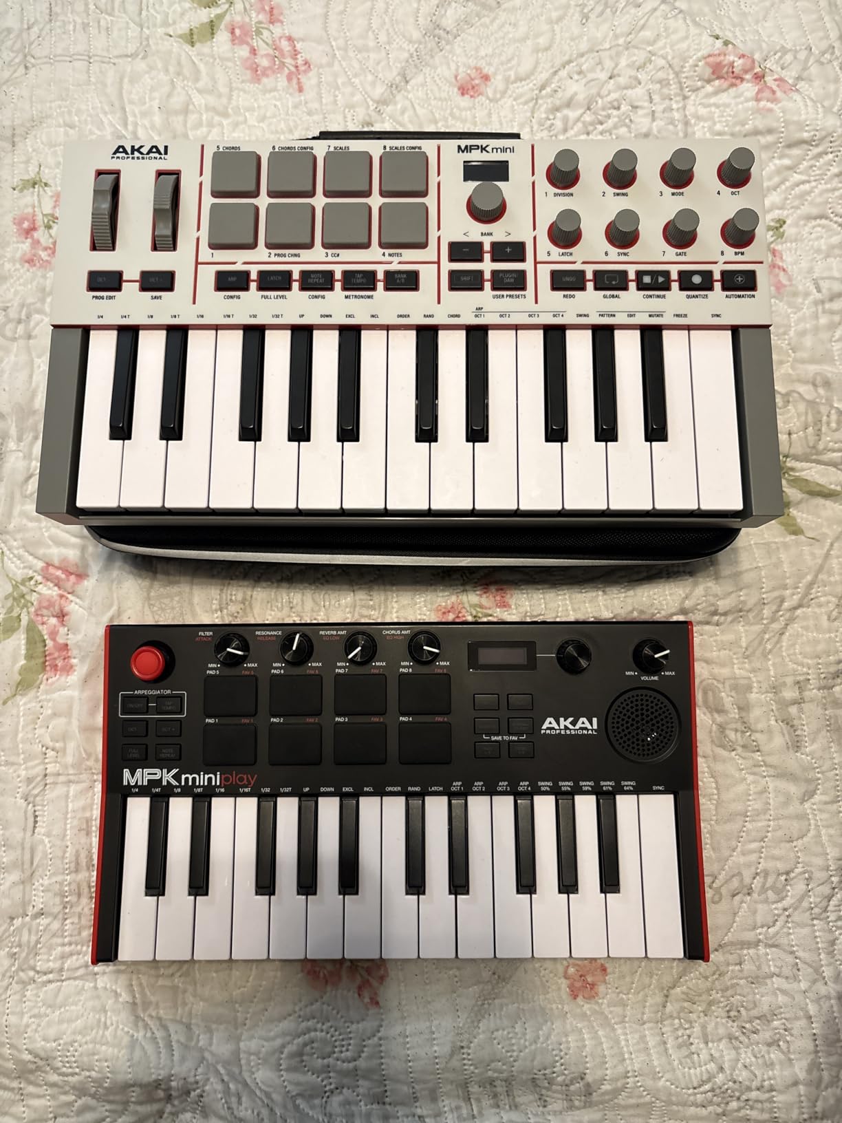 Akai Professional MPK Mini IV USB-C MIDI Keyboard Controller for Beginners and Producers - MPC Drum Pads, 360° Knobs, Pitch and Mod Wheels, Production Software, Native Instruments Sound Package, Grey customer photo 2