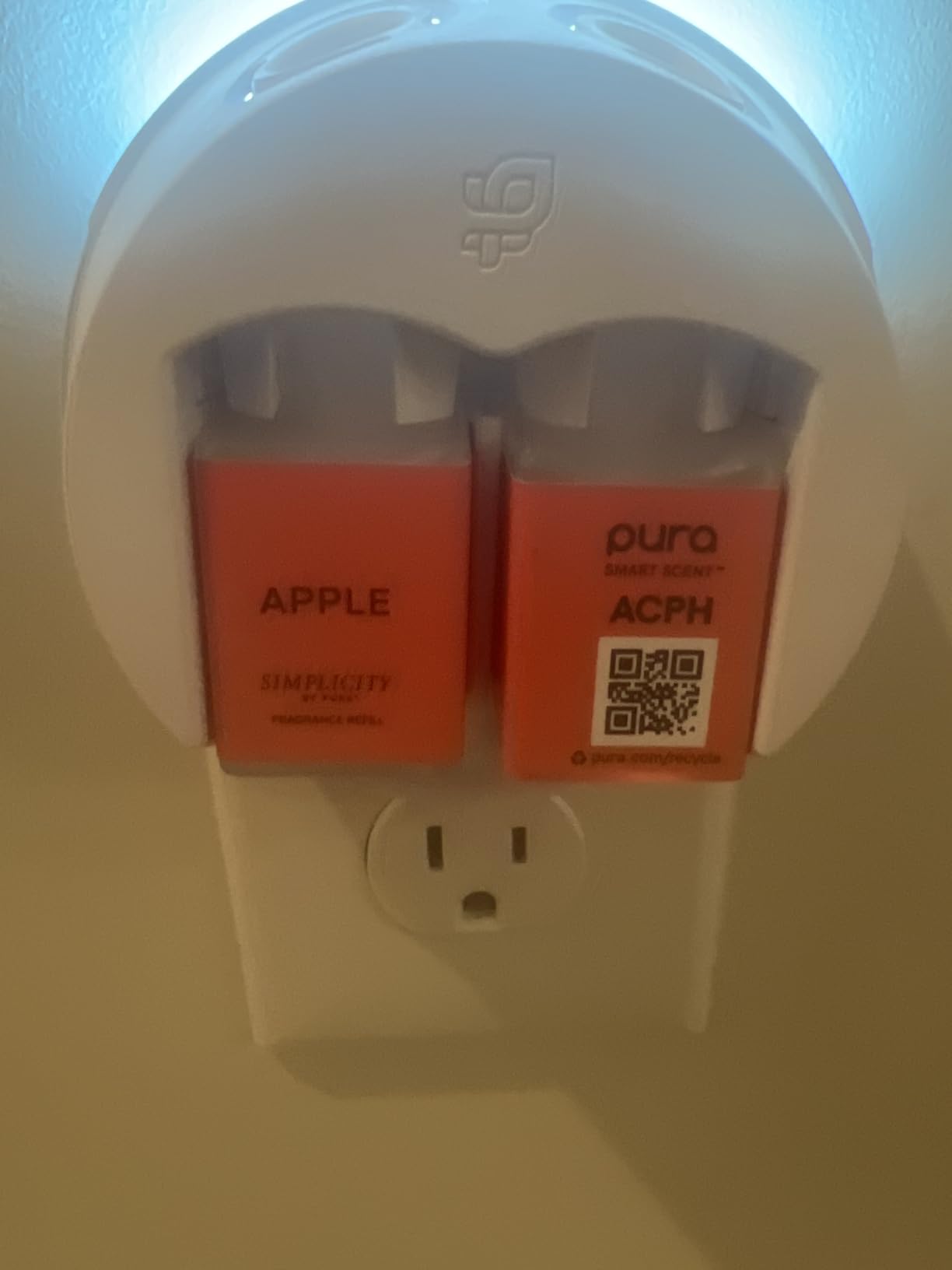 Pura 4 Smart Fragrance Diffuser - Adjustable Home Diffuser with LED Light & Automatic Vial Detection - Wi-Fi Device for Personalized Home Scenting Experience - 2025 Version customer photo 2