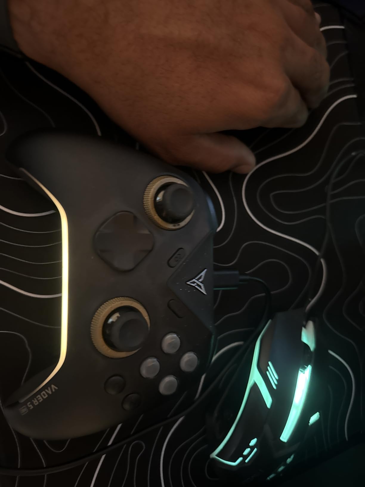 FLYDIGI Vader 5 Pro PC Controller, FORCEFLEX Joysticks, 3ms Ultra-Low Latency, FORCESWITCH Triggers, 8 Extra Buttons, Triggers & Grips Vibration, 1000mAh Battery, PC/NS/Android/TV customer photo 2