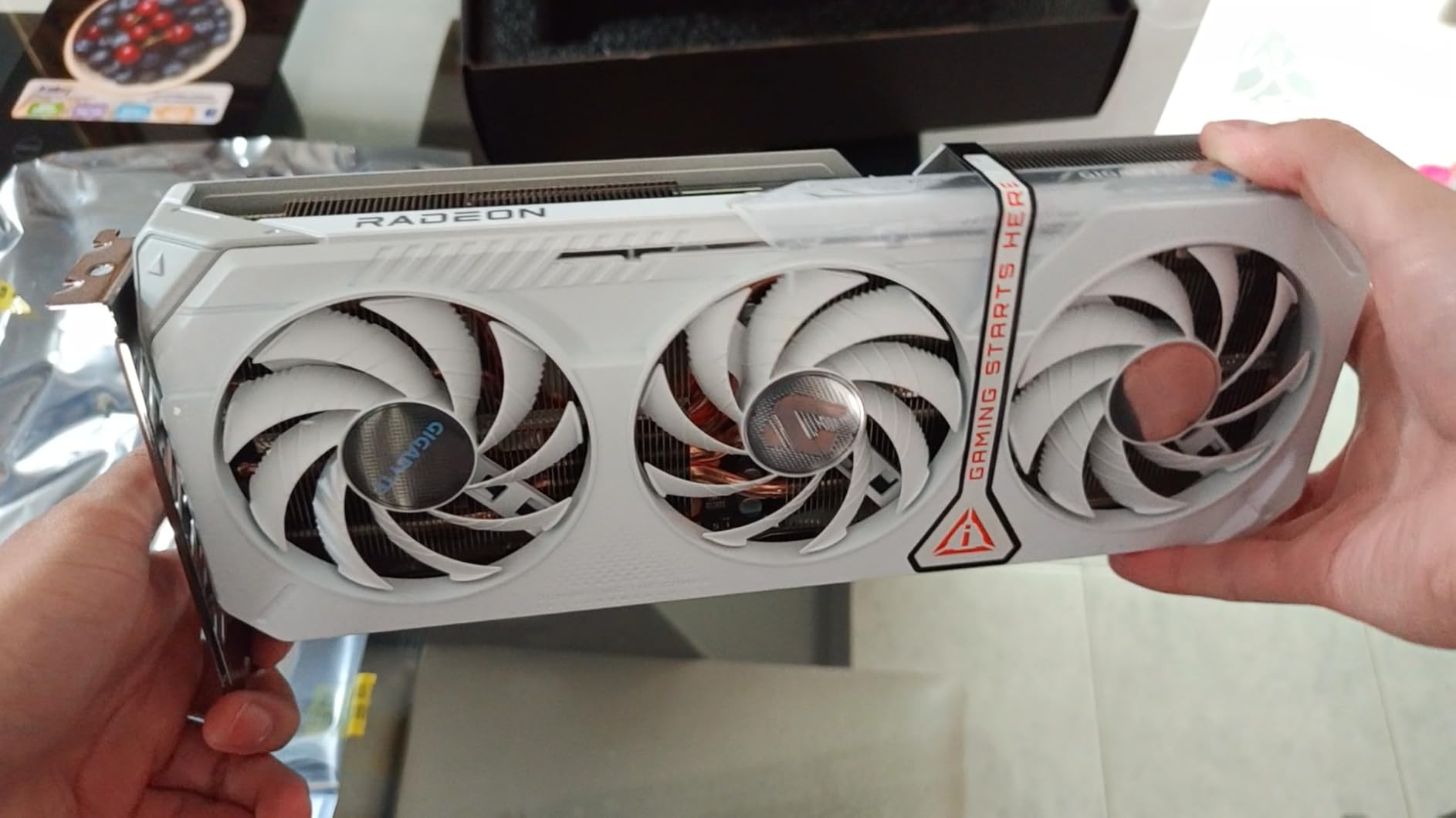 GIGABYTE Radeon RX 9060 XT Gaming OC ICE 16G Graphics Card customer photo 1