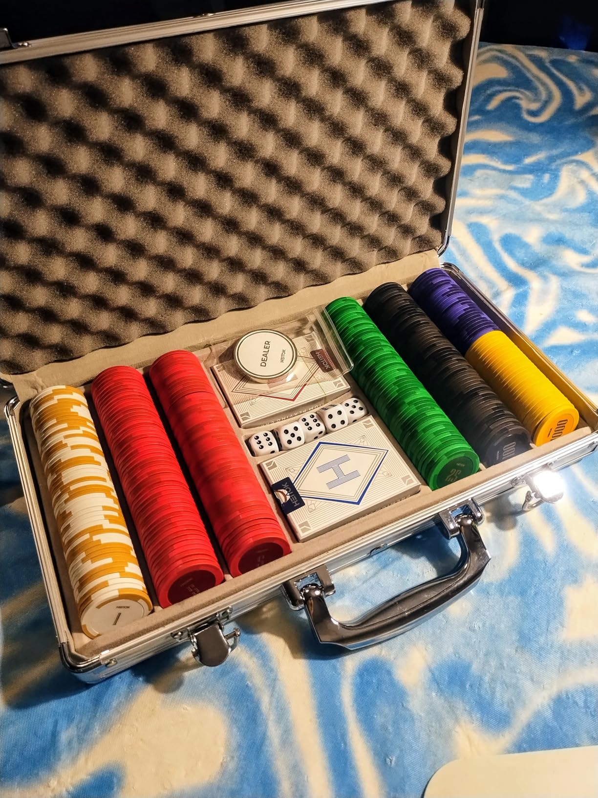 Clay Poker Chips Set 500 PCS with Denominations, 14g Clay Composite Weighted Casino Poker Chips with Aluminum Travel Case for Texas Hold'em, Blackjack, Home Tournaments & Cash Games customer photo 1