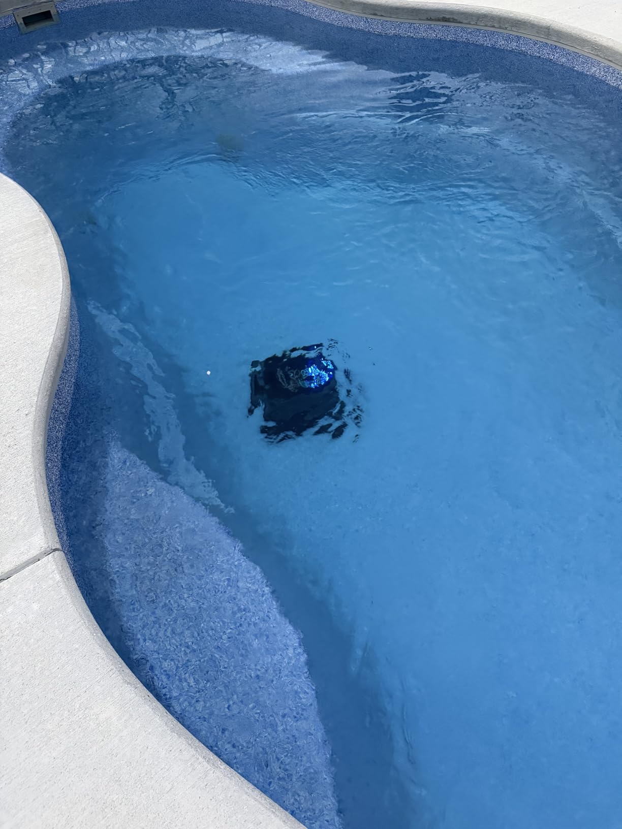 (2026 New) AIPER Scuba V3 AI Vision Cordless Robotic Pool Cleaner, 10x Faster Pool Cleaning with AI Patrol, 24/7 Auto Cleaning, Smart Waterline Parking & Multi-Layer Filtration customer photo 1