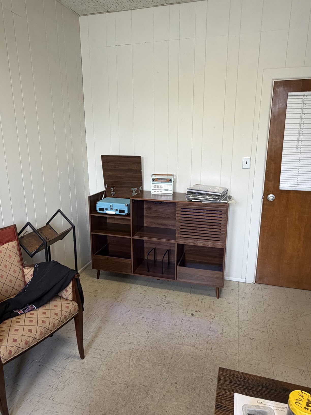 IRONCK Mid Century Modern Record Player Stand, Holds 1000+ Vinyl Records with 2 Drawers, Large Turntable Stand with Charging Station & LED Light, Brown customer photo 1