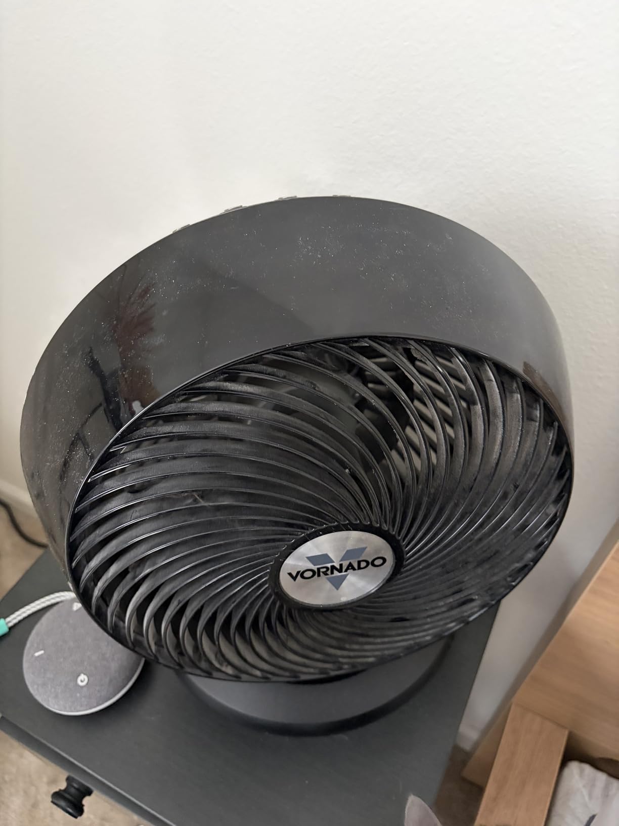 Vornado 660 Large Air Circulator Fan, 4-Speed, Whole Room Electric Fan with 90-Degree Tilt, Chrome Glide Bar, Quiet Cooling for Bedroom, Office, Dorm Room, Black Indoor customer photo 1