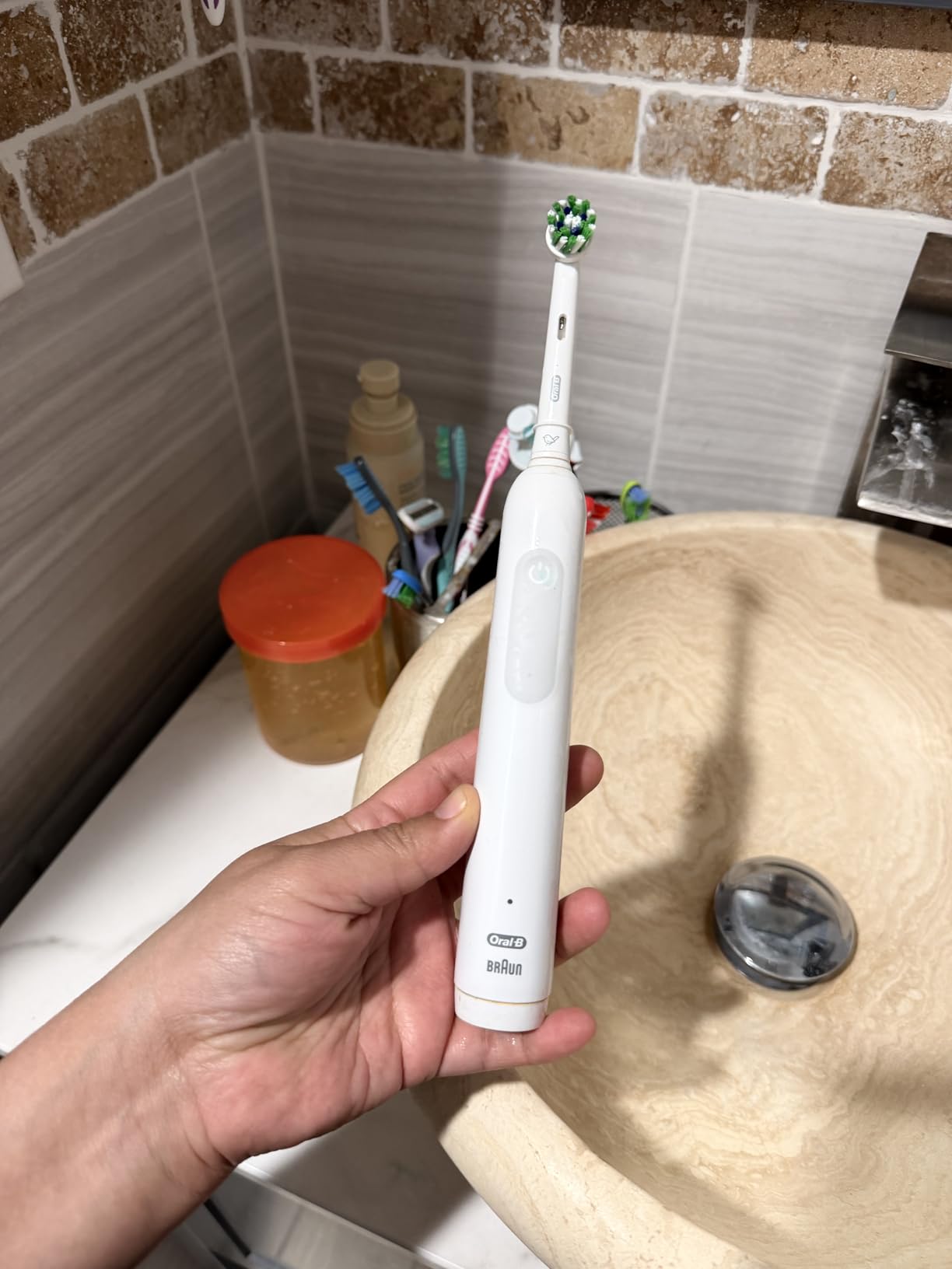 Oral-B Pro 1000 Rechargeable Electric Toothbrush, White customer photo 1