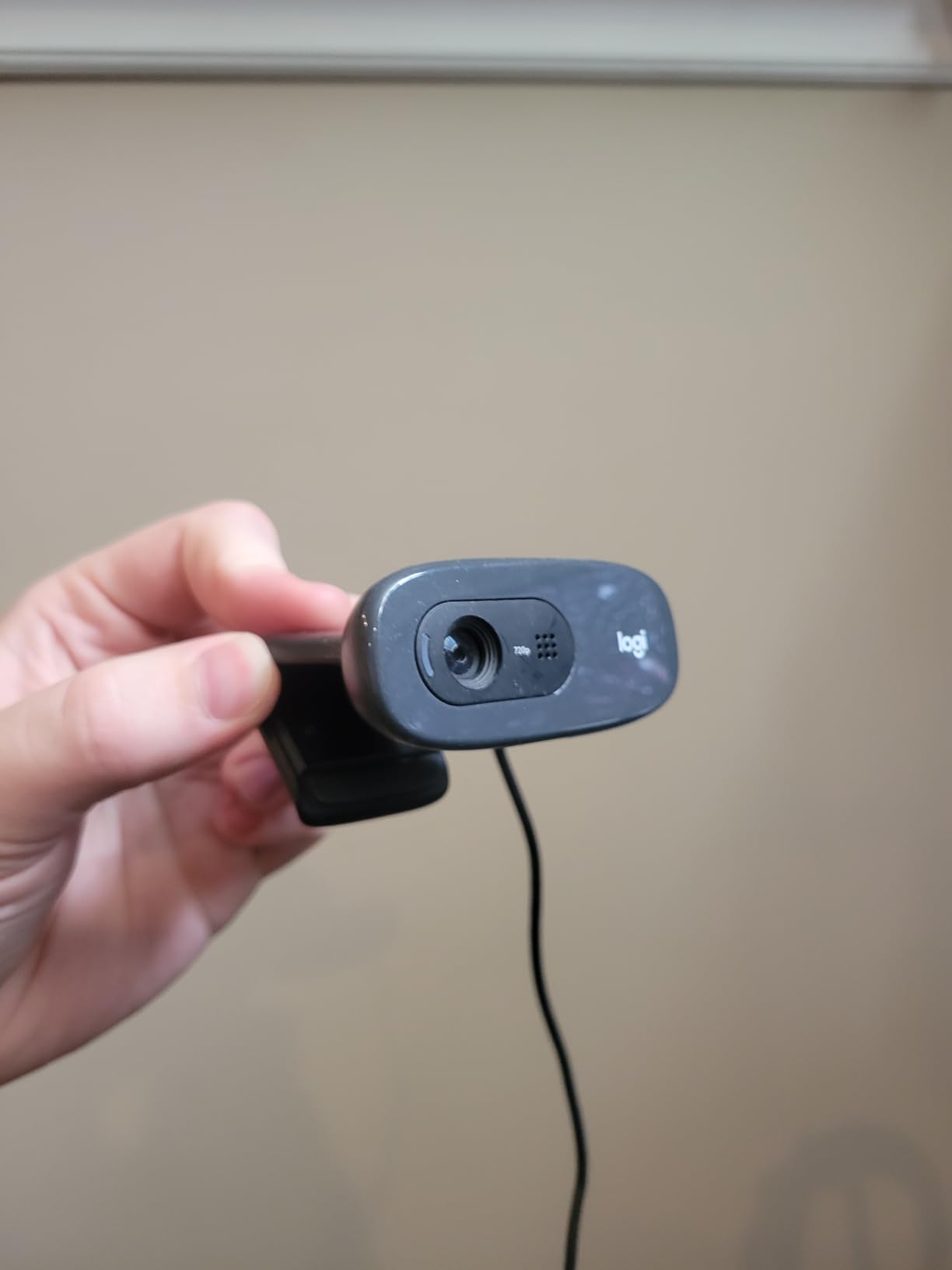 Logitech C270 HD Webcam, 720p Widescreen Video Calling, Light Correction, Noise-Reducing Mic customer photo 1