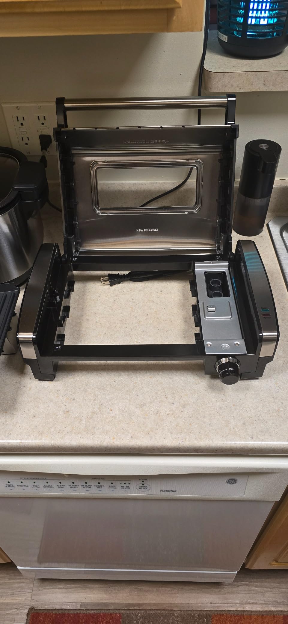 Hamilton Beach Electric Indoor Searing Grill with Adjustable Temperature Control to 450F, 118 sq. in. Surface Serves 6, PFAS-Free Removable Nonstick Grate, Stainless Steel (25360) customer photo 1
