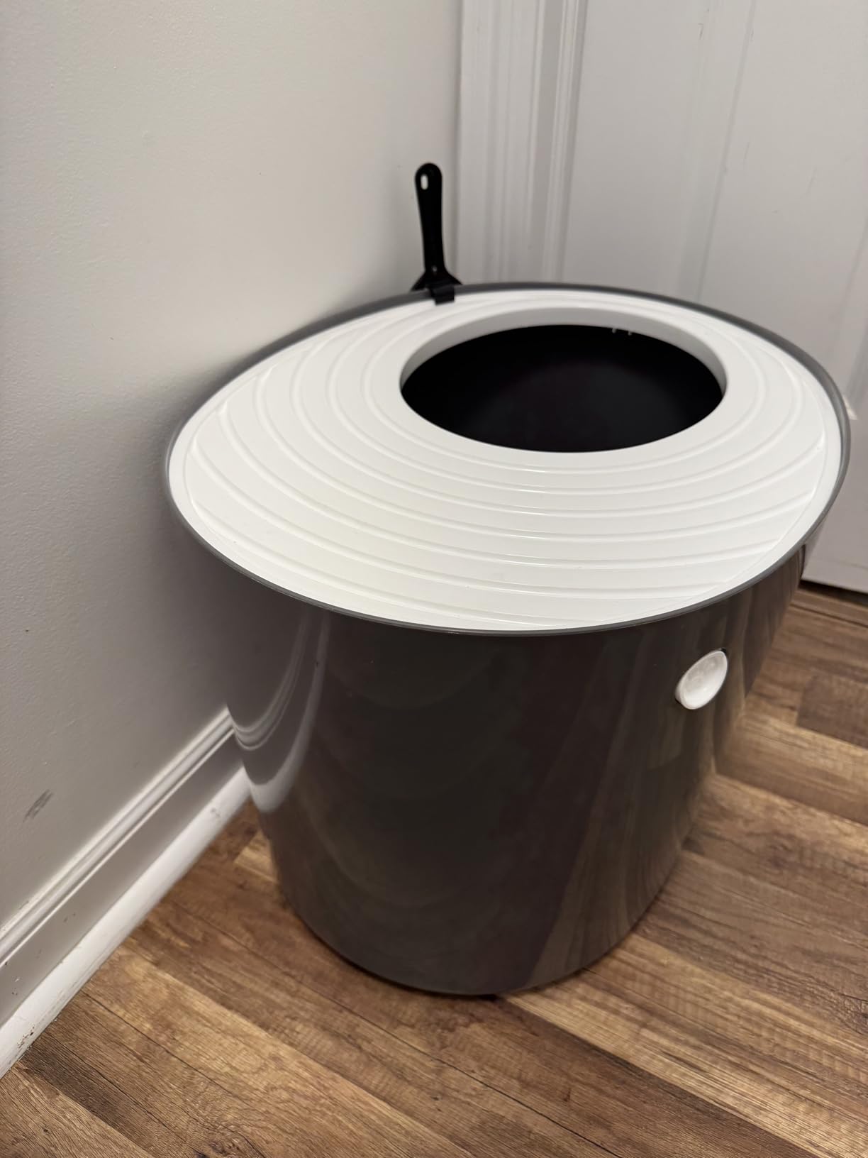 IRIS USA Large Cat Litter Box with Lid, Top Entry Design, Covered Enclosure, Dog Proof, Litter Scatter Control, Odor Reducing, Includes Scoop for Indoor Cats & Kittens, Beige/White, Made in the USA customer photo 1