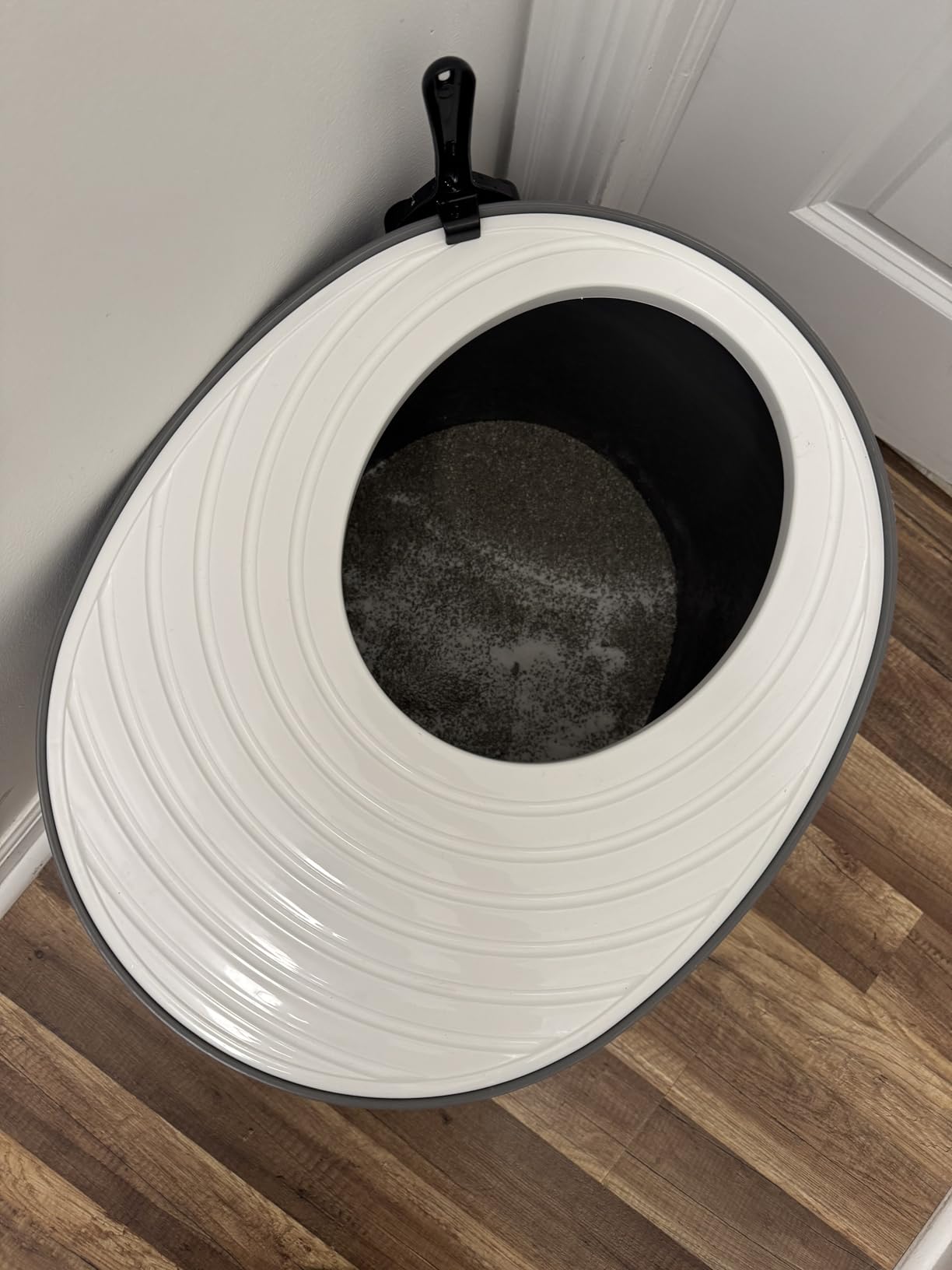IRIS USA Large Cat Litter Box with Lid, Top Entry Design, Covered Enclosure, Dog Proof, Litter Scatter Control, Odor Reducing, Includes Scoop for Indoor Cats & Kittens, Beige/White, Made in the USA customer photo 2