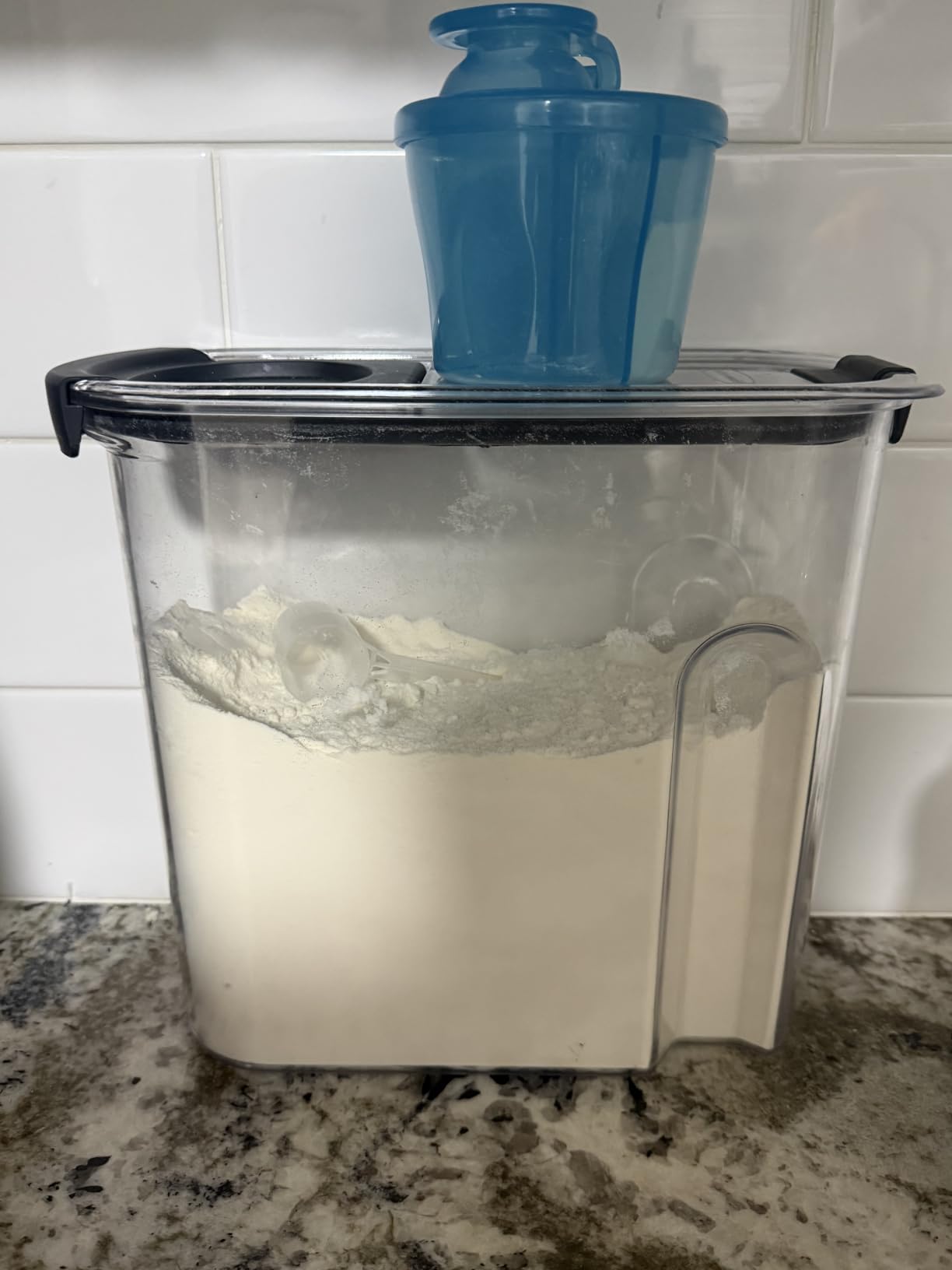 Rubbermaid Brilliance Pantry Airtight Food Storage Container, BPA-Free 7.8 Cup, Ideal for Brown Sugar - Efficient, Leak-Proof and Dishwasher-safe customer photo 1