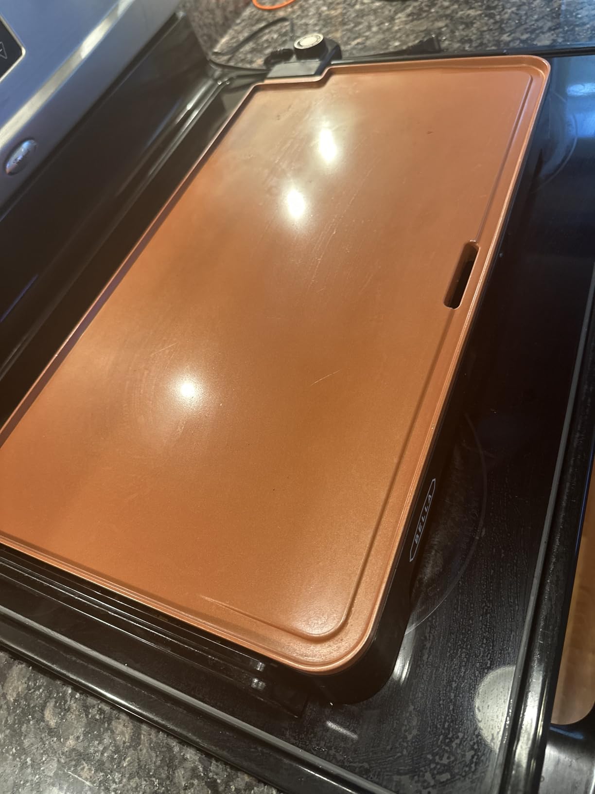 bella XL Electric Ceramic Titanium Griddle, Make 15 Eggs At Once, Healthy-Eco Non-stick Coating, Hassle-Free Clean Up, Large Submersible Cooking Surface, 12 x 22 inches, Copper/Black customer photo 1