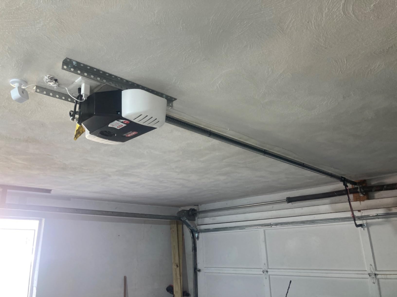 Genie Chain Drive 750 3/4 HPc Garage Door Opener w/Battery Backup - Heavy Duty - Operate your garage door when the primary power is out - Wireless Keypad Included, Model 7035-TKV, Black customer photo 2