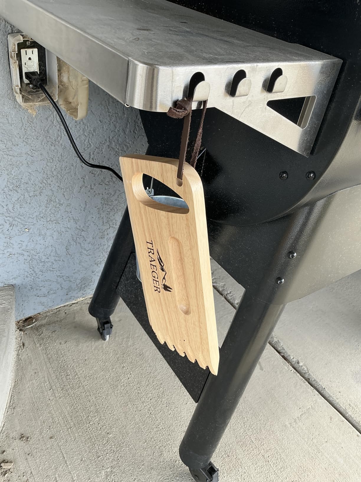 Traeger Grills BAC454 Wooden Grill Scraper - Solid Hardwood Grill Grate Cleaner, Compatible with Pro Series, Ironwood, and Timberline Grills customer photo 1