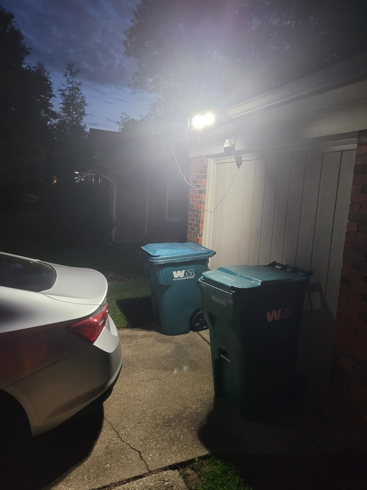 GLORIOUS-LITE Solar Security Lights 2400mAh LED Motion Sensor Light Outdoor, Rechargable 1600lm Solar Flood Light, 5500-6000K, IP 65 Waterproof for Garage, Yard, Porch, Entryways - White customer photo 1