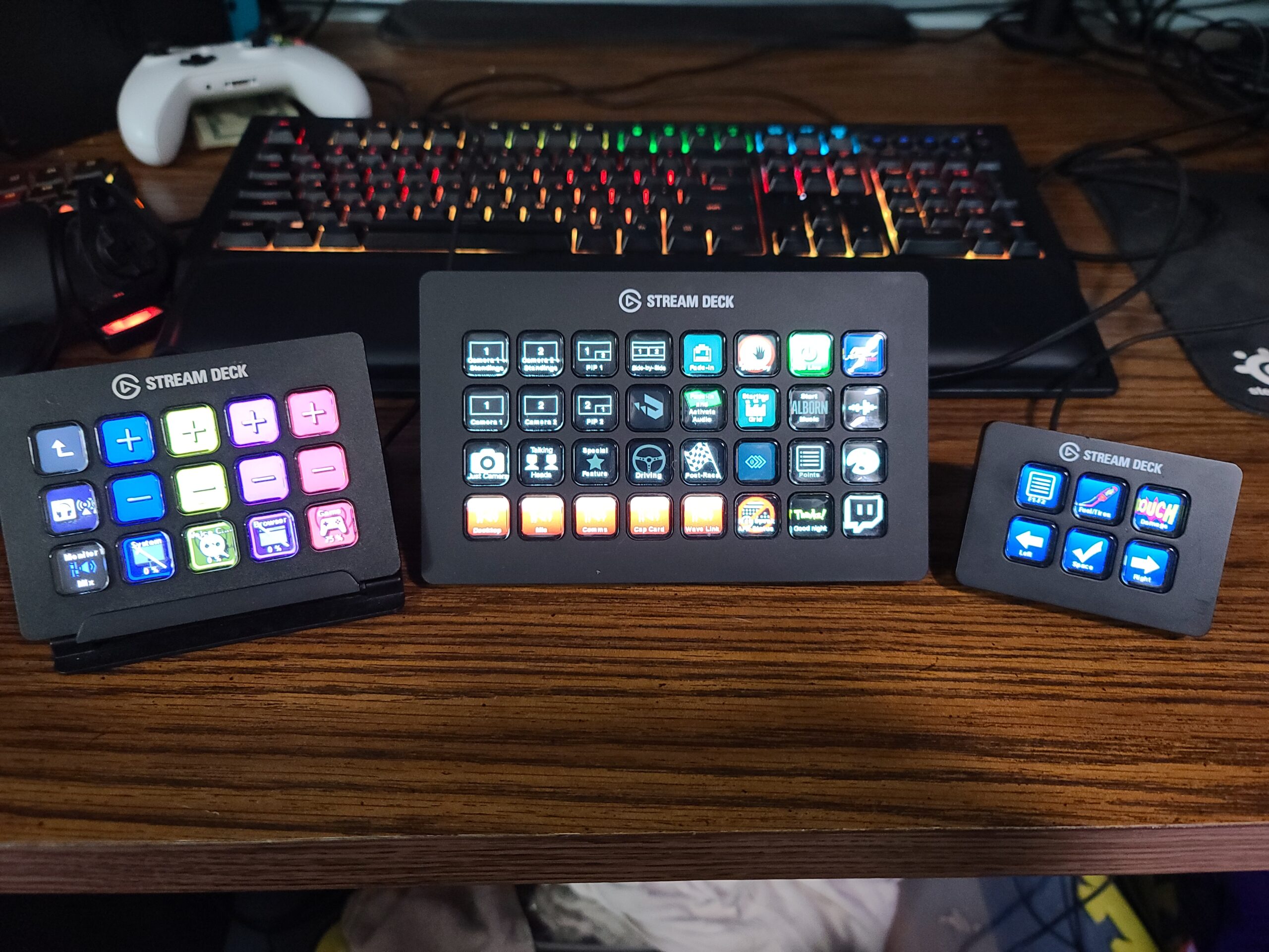 Elgato Stream Deck XL - Advanced Studio Controller, 32 Macro Keys, Trigger Actions in OBS, Twitch, YouTube and More customer photo 1