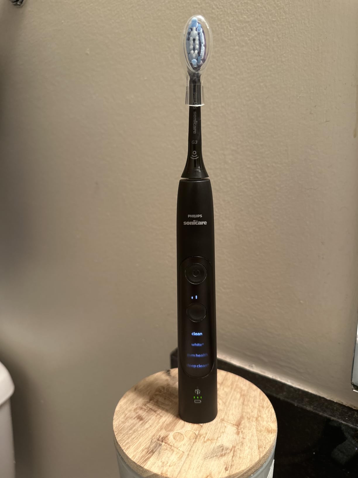 ExpertClean 7500 White, Rechargeable Electric Power Toothbrush, HX9690/06 customer photo 2