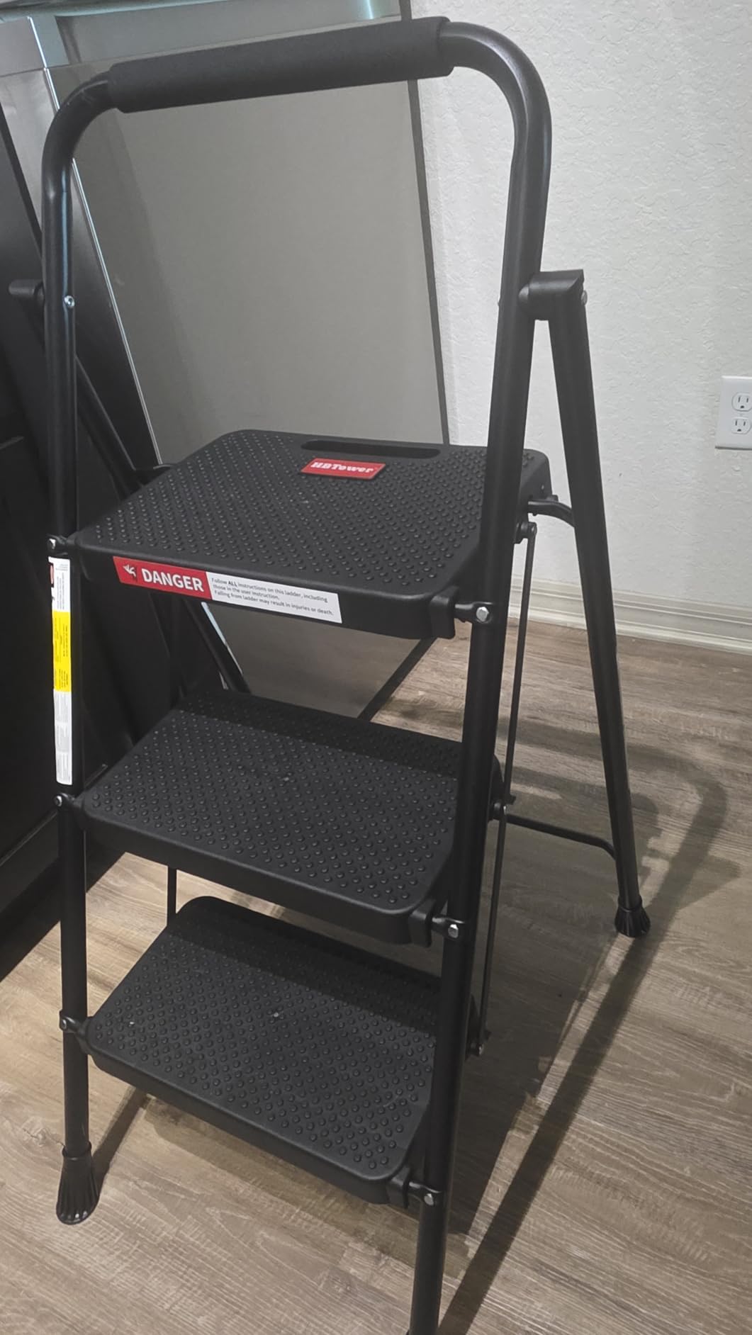 HBTower Step Ladder, Folding Step Stool with Wide Anti-Slip Pedal, Sturdy Steel Ladder, Convenient Handrail, Lightweight, Portable Steel Step Stool customer photo 2