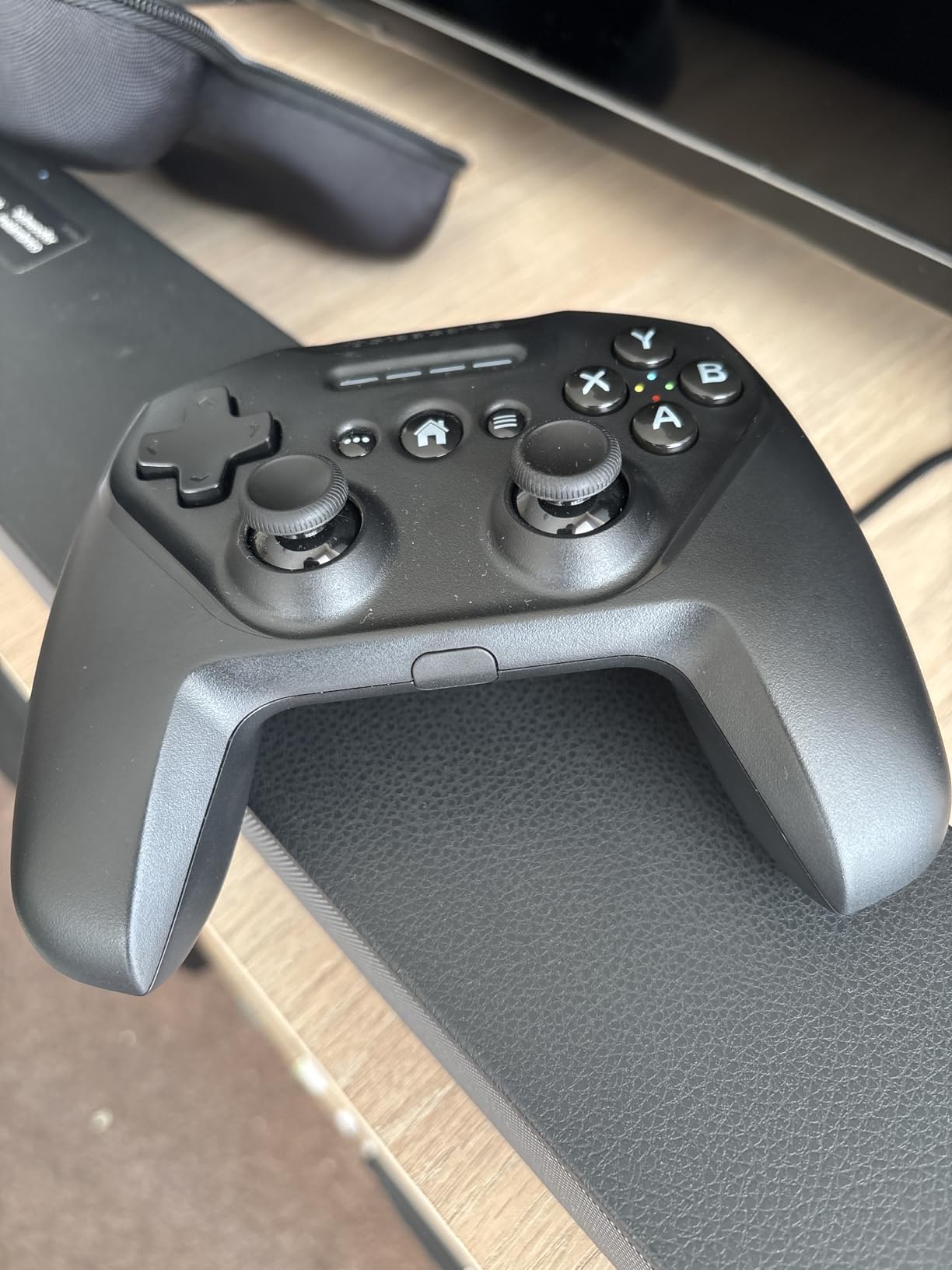 SteelSeries Nimbus+ Bluetooth Mobile Gaming Controller with iPhone Mount, 50+ Hour Battery Life, Apple Licensed, Made for iOS, iPadOS, tvOS customer photo 1