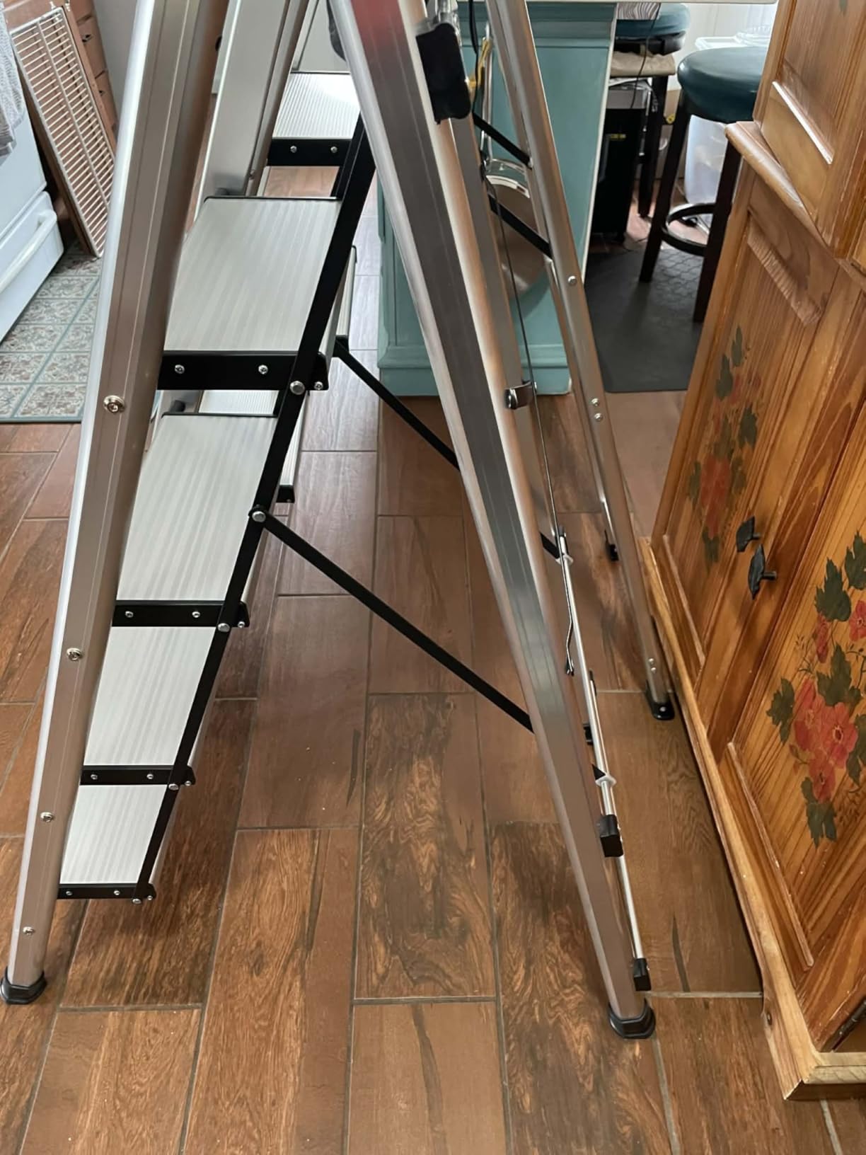 XinSunho 4 Step Ladder, Retractable Handgrip Folding Step Stool with Anti-Slip Wide Pedal, Aluminum Stool Ladders 4 Steps, 330lbs Safety Household Ladder customer photo 2