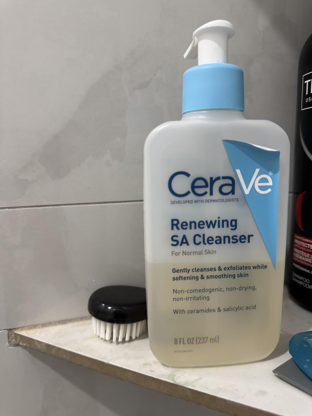 CeraVe Renewing Salicylic Acid Cleanser, Formulated With Hyaluronic Acid, Niacinamide, & Ceramides, Gentle BHA Exfoliating Face Wash Smoothes & Softens Skin, Non Comedogenic & Fragrance Free, 16 Ounce customer photo 2